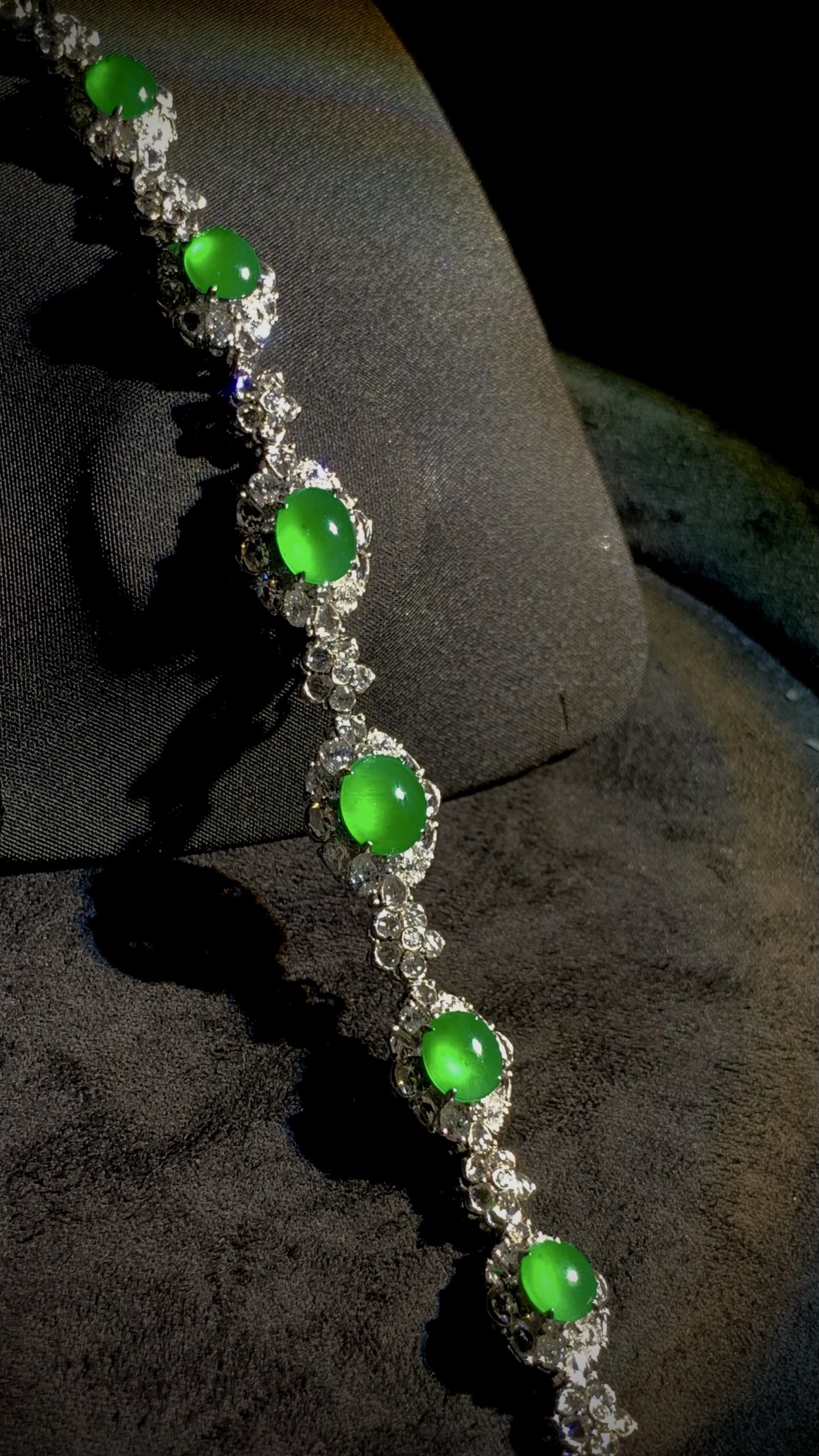 ️ 翡翠绿蛋面镶嵌手链，总长约170mm，17.39g，18K金，南非钻