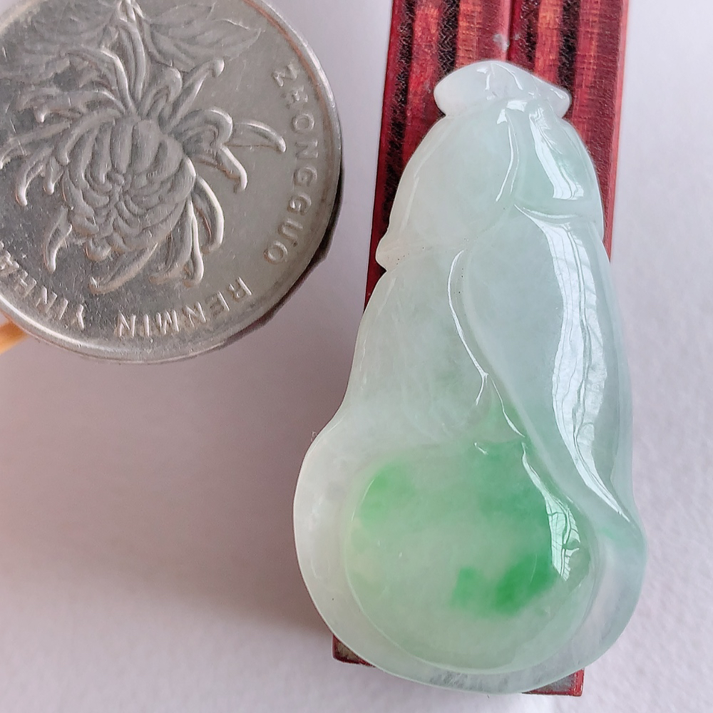 冰润飘花白菜吊坠  玉质细腻，巧雕白菜，叶脉纹理细密，饱和紧密;茎叶粗壮有力，白菜”音通“百财”，“玉”通“遇”，合起来就是“遇百财”之意，寄予事业生活中财源广进，一帆风顺 W357.22尺寸：34.5-18.5-7.6mm