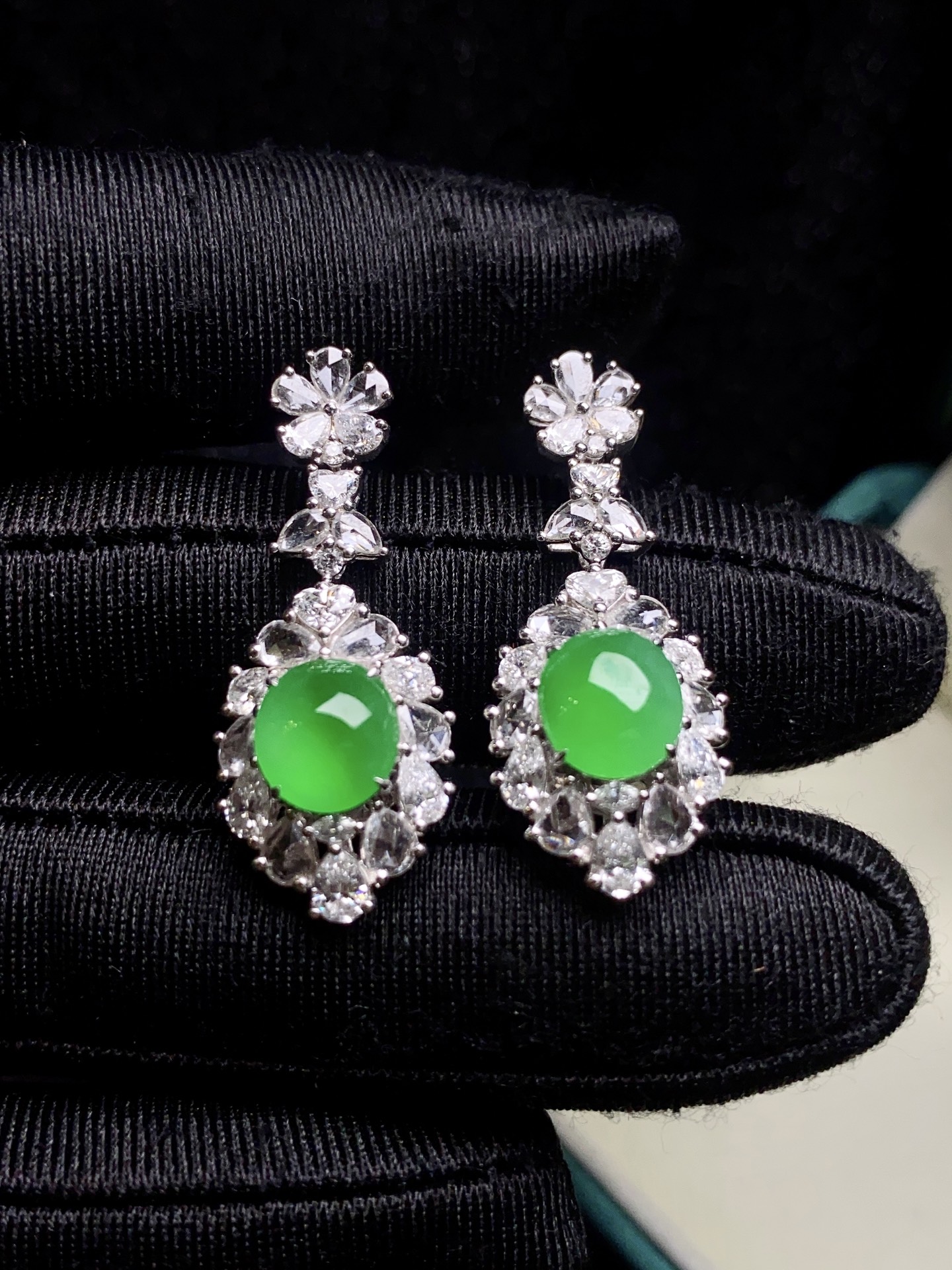 ️阳绿 蛋面耳坠，18k金镶：31.1*13.1*8.8，裸石：7.1*7.2*3.8