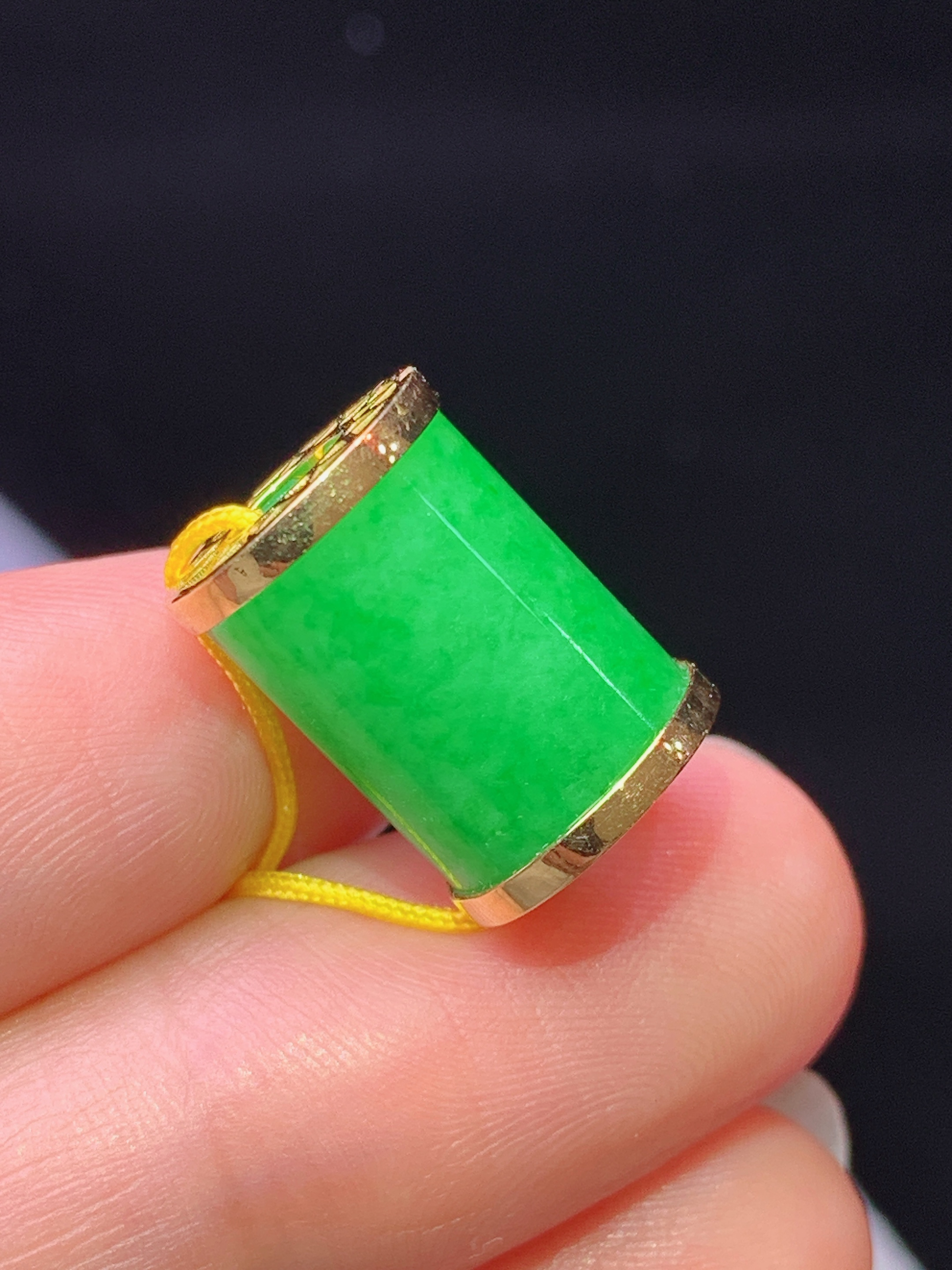 18k金镶嵌冰阳绿路路通吊坠 玉质细腻 色泽艳丽清新 水润亮眼 整体尺寸10*10*11.6b1