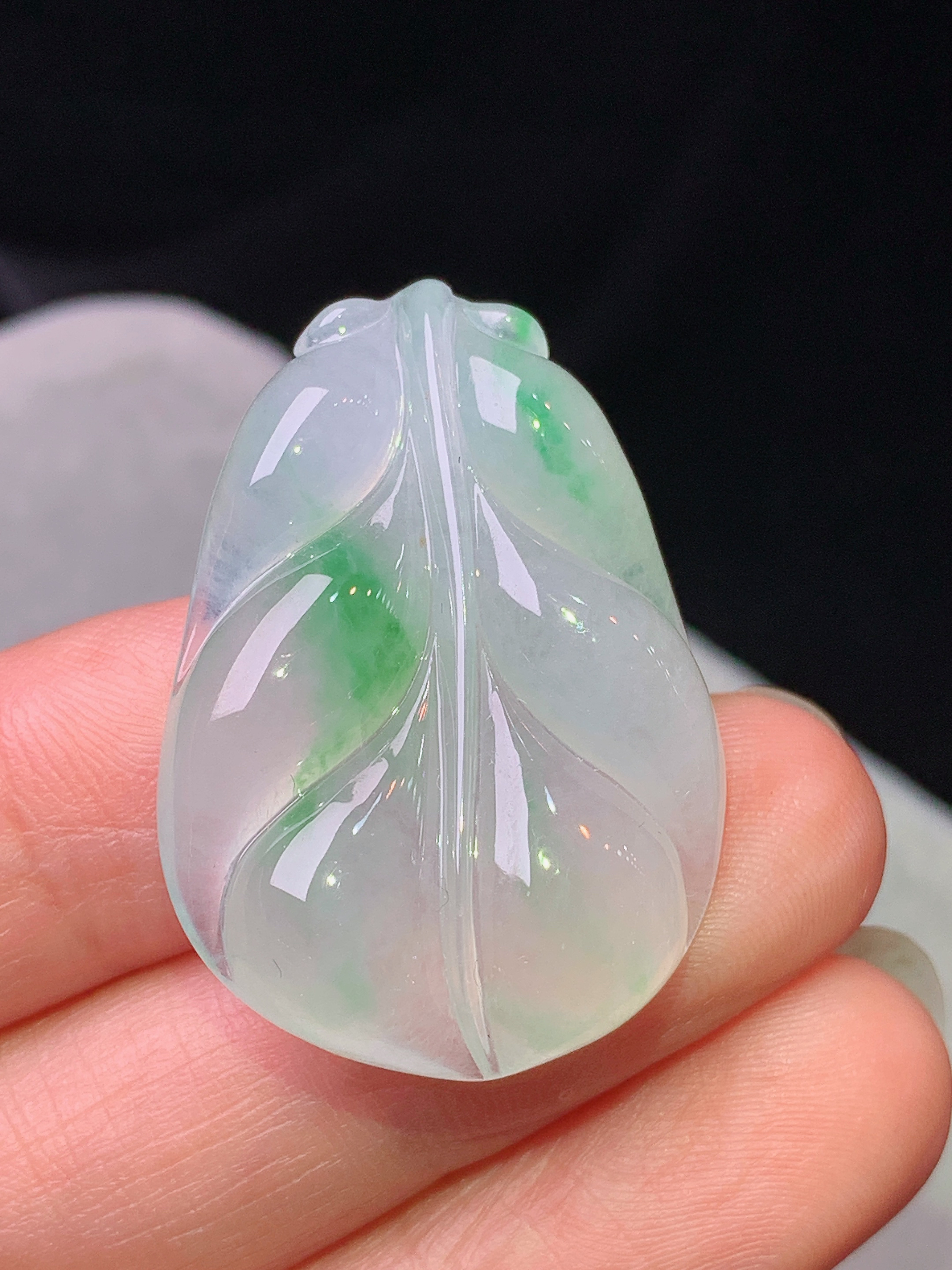 冰种飘绿树叶吊坠 玉质细腻 色泽艳丽清新 水润亮眼 整体尺寸32.6*23*6.5c1