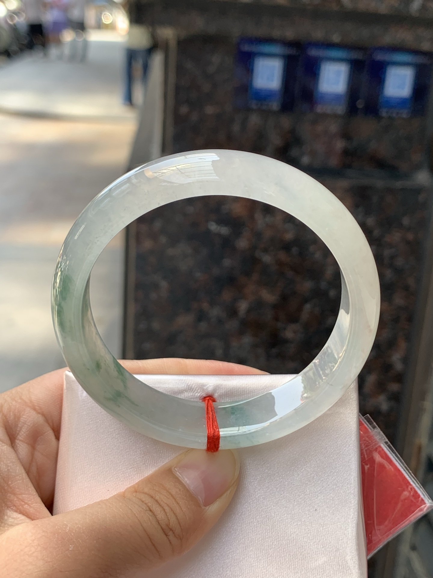 冰飘花正圈，57.6/13.9/7.5，0425-N483，无裂，打灯棉线，底妆冰透细腻，冰底中开出了朵朵兰花，飘花灵动飘逸，半山半水，勾勒出一幅唯美诗意的山水意境画，古典优雅。