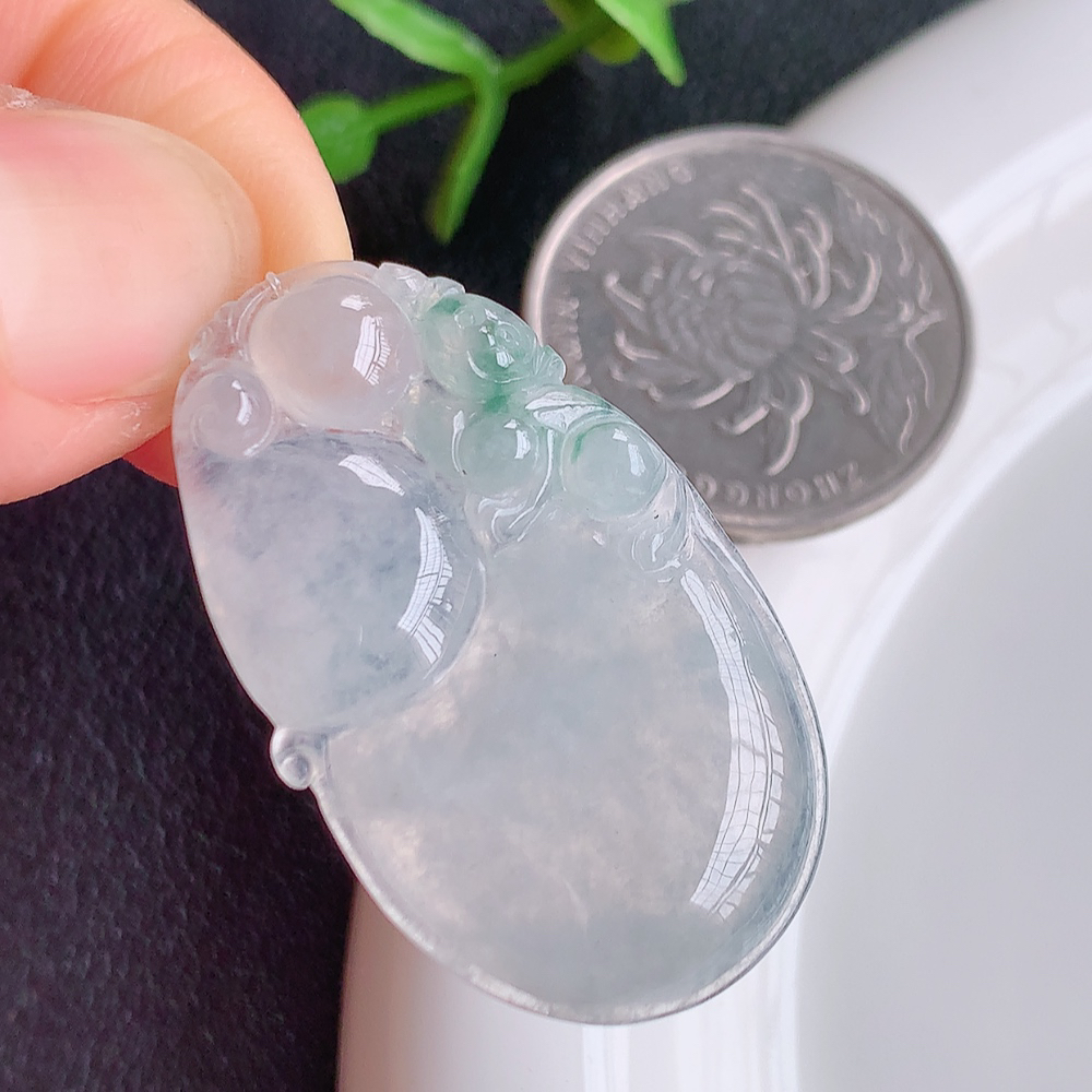 冰润精雕灵猴献瑞翡翠挂件  寓意“灵猴献瑞，多福多寿”天然特色冰绿料子，俏色巧雕，大件厚装，如此好看，如此美丽～遇到是缘，拥有是福，佩戴效果优雅迷人！无纹裂，性价比超值！W449.22尺寸：36.5-21.8-4.5mm