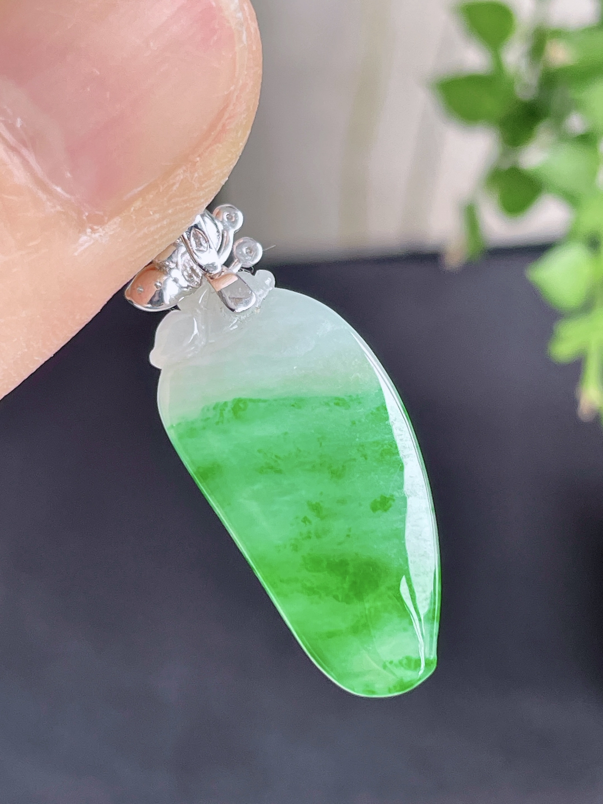 【镶嵌】冰飘绿花福瓜吊坠  
【说明】缅料 18k金镶嵌 性价比高 飘花
【整体】30.7
【裸石】24.4-12-6..