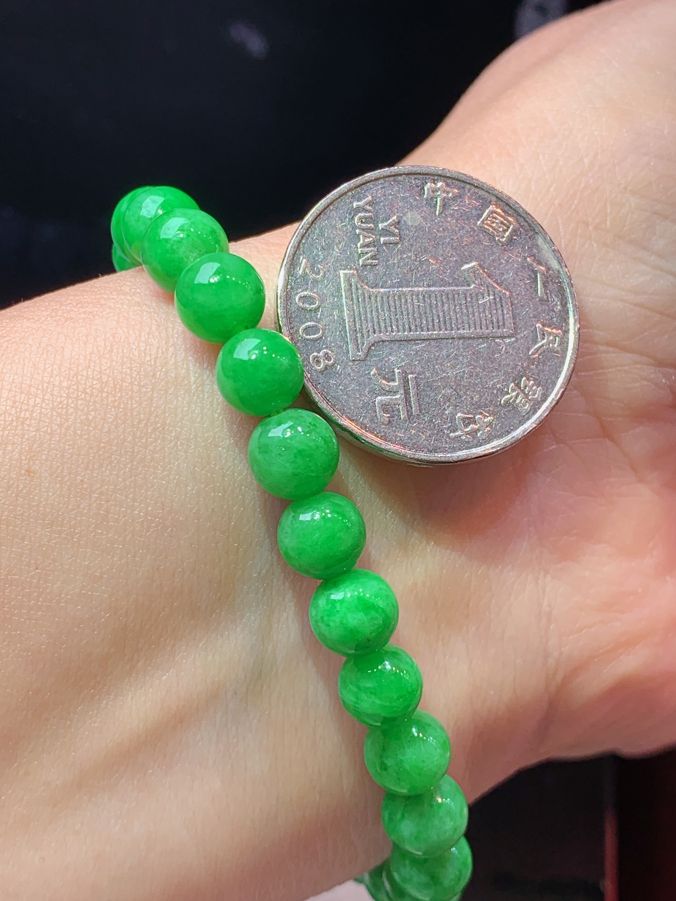 满绿圆珠手链 玉质细腻 色泽艳丽清新 水润亮眼 整体尺寸7