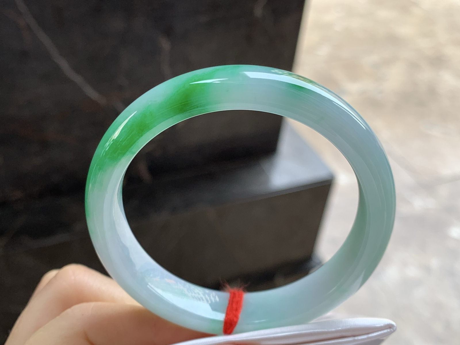 57.5-12.5-8.2

阳绿色手镯^_^底子细腻干净 绿色浓郁大气