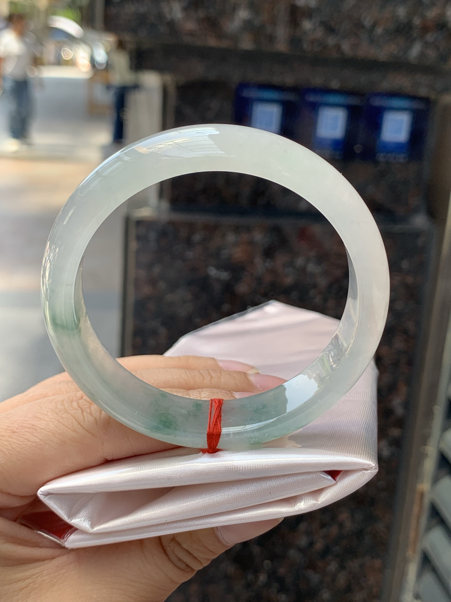 冰飘花正圈，57.6/13.9/7.5，0425-N483，无裂，打灯棉线，底妆冰透细腻，冰底中开出了朵朵兰花，飘花灵动飘逸，半山半水，勾勒出一幅唯美诗意的山水意境画，古典优雅。