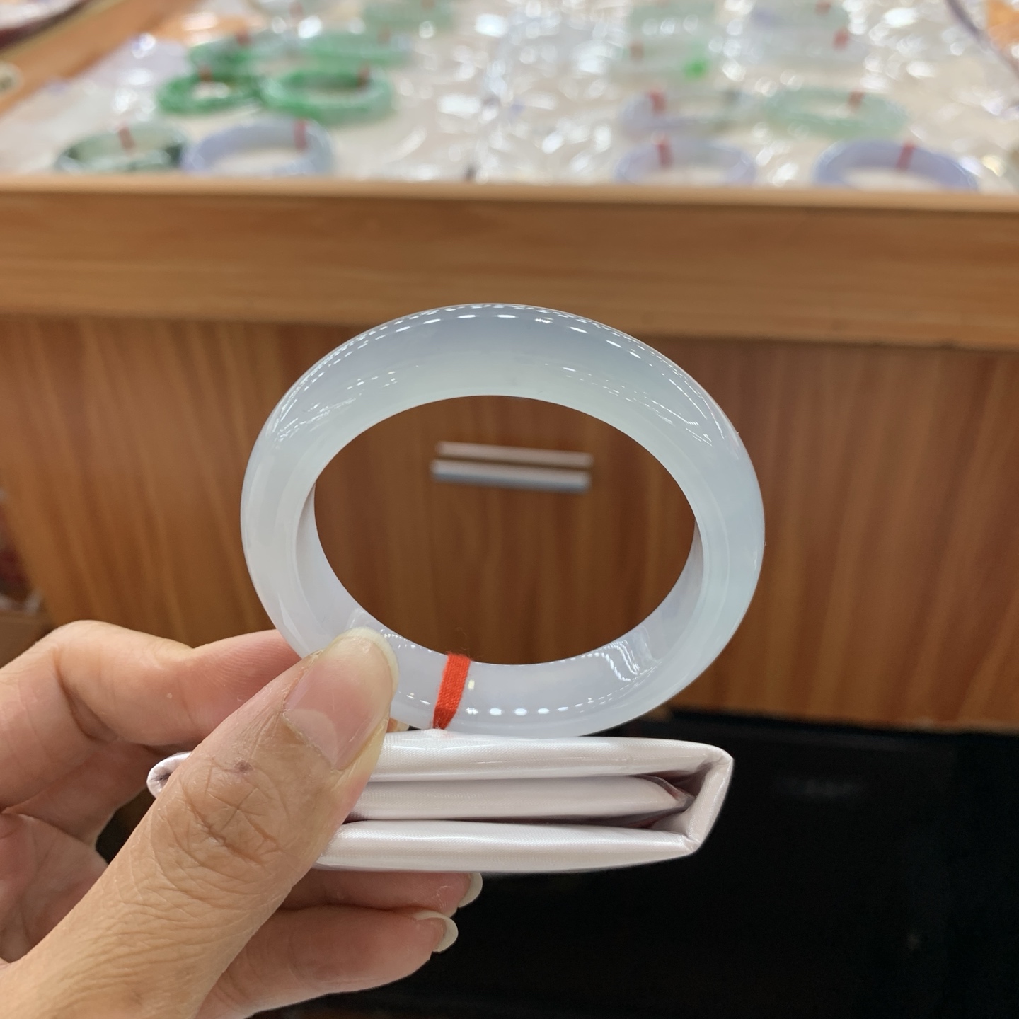 042416WZY，冰底色正圈翡翠手镯，51-12-8.2