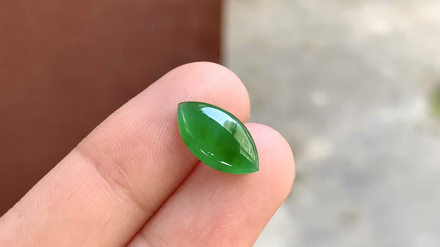 满色马鞍形，无裂，14.3/7.8/3.2