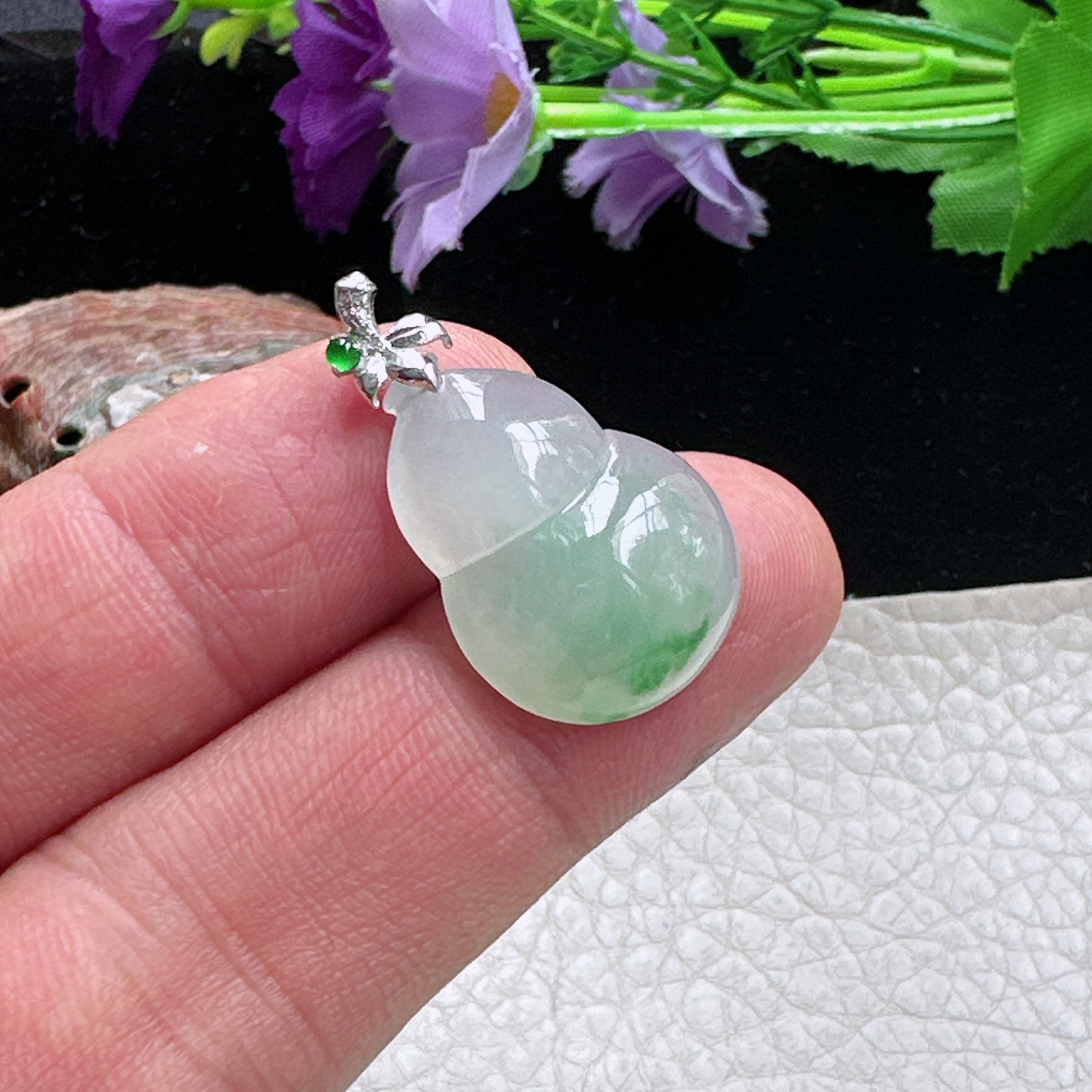 zz3天然翡翠飘绿葫芦吊坠