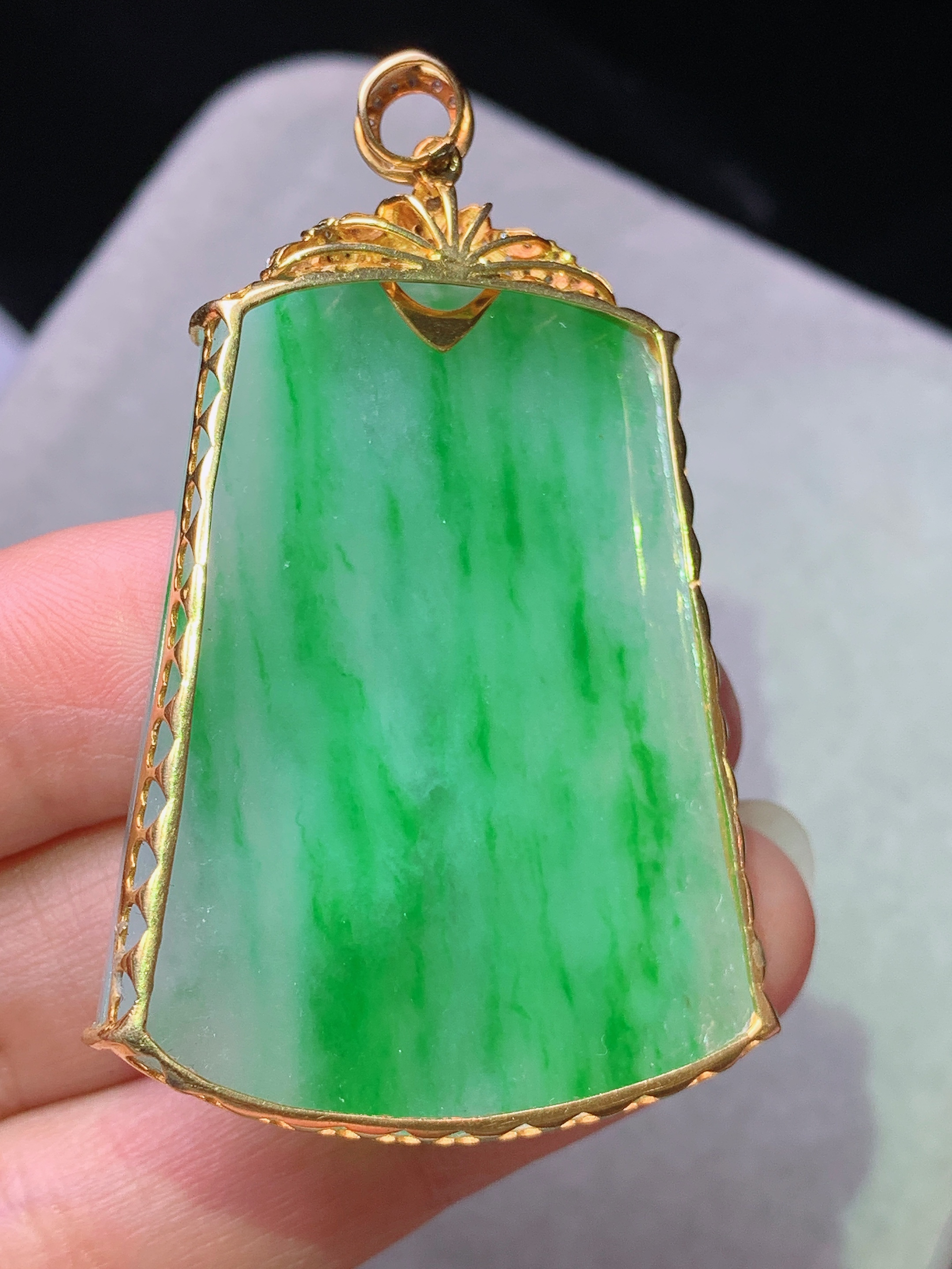 18k金钻镶嵌飘绿无事牌吊坠 玉质细腻 色泽艳丽清新 水润亮眼 整体尺寸54.5*32*5.7j3