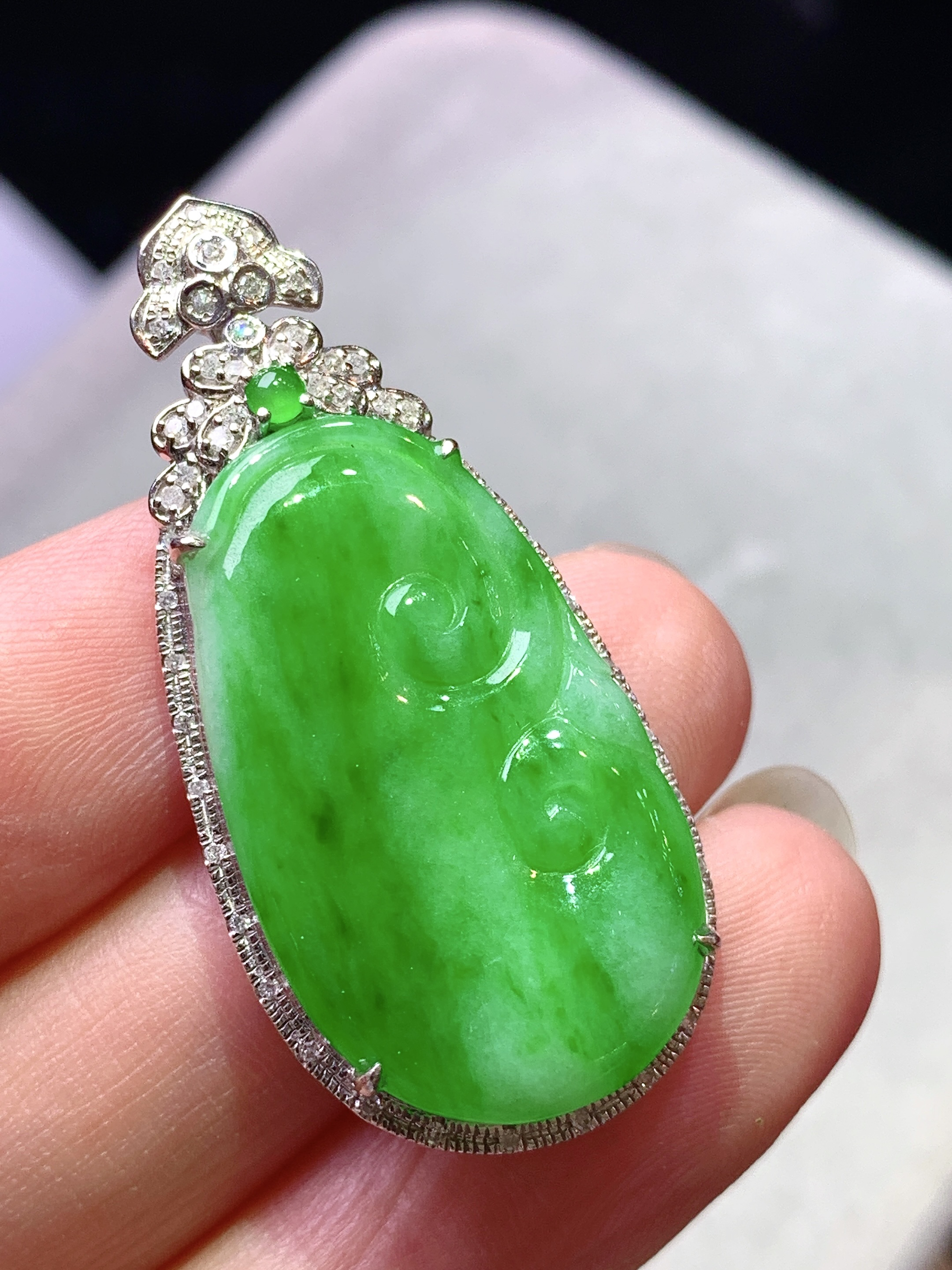 18k金钻镶嵌阳绿如意吊坠 玉质细腻 色泽艳丽清新 水润亮眼 整体尺寸39.5*18.2*6.2yz