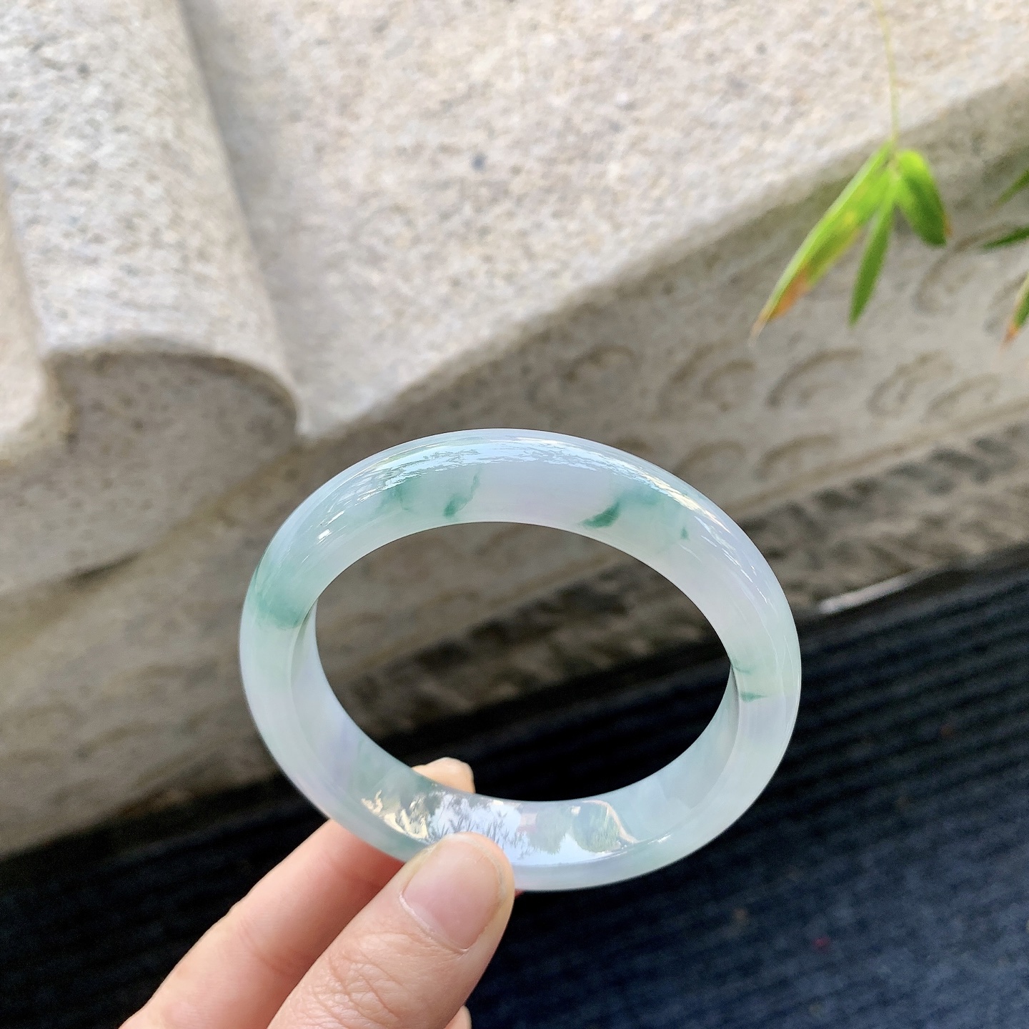 正圈57 58，圈口57.4/13.3/8.5，编码FL081258，糯冰飘花，水润，种老，细腻，打灯有絮线