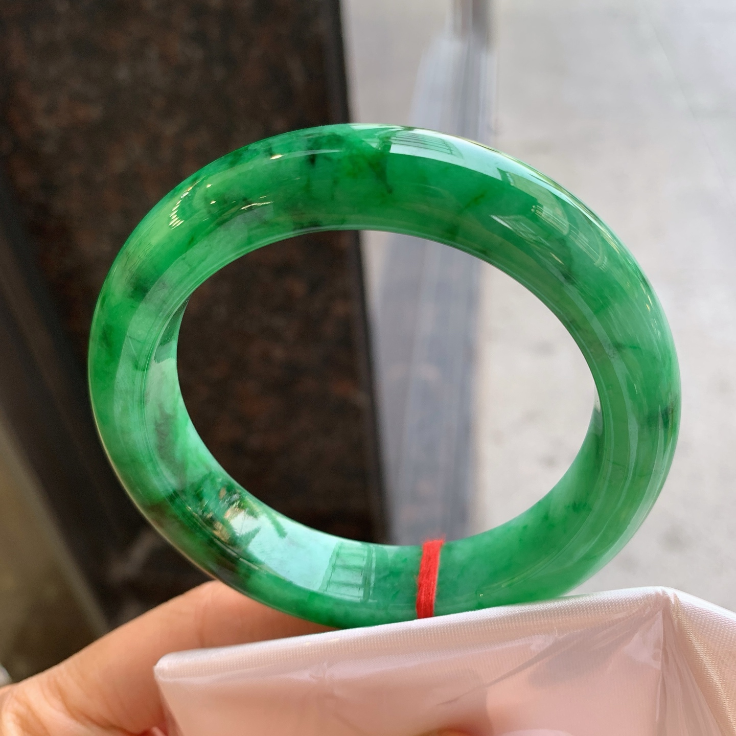 正圈满色，表皮微瑕疵，尺寸：58.3/13.5/10，色辣