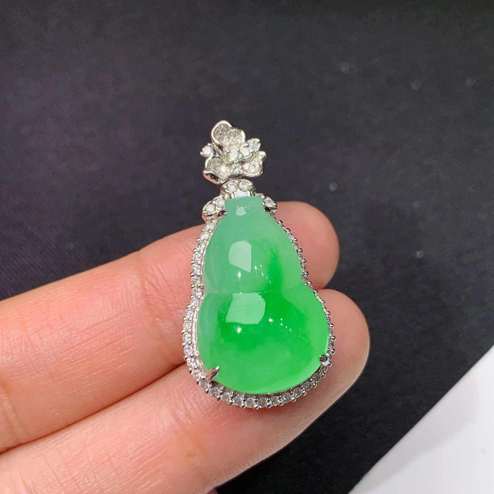 飘阳绿葫芦吊坠，18k金镶嵌，冰润色阳，玉质细腻，种水足，Dd 尺寸30.7*15.9*9.8