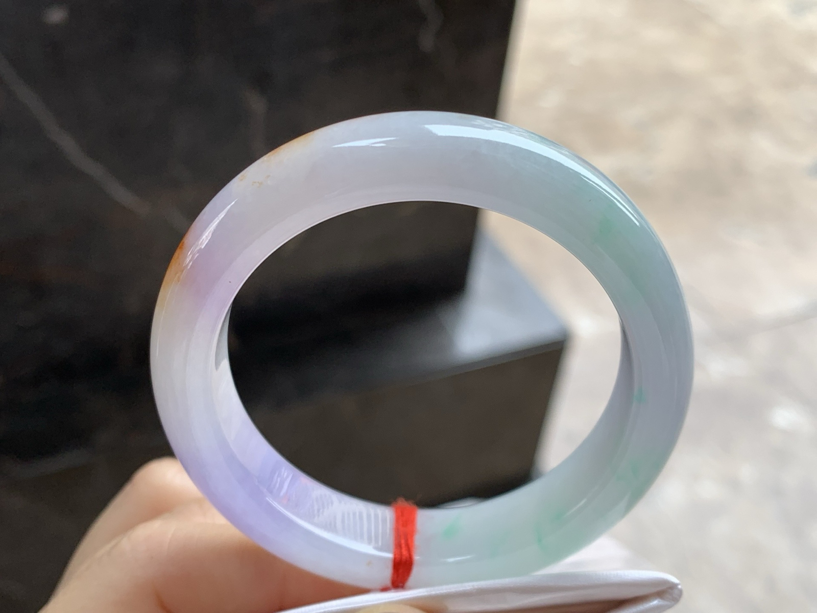 51.5-12.3-8.4

细糯特色手镯^_^底子细腻 有特色～