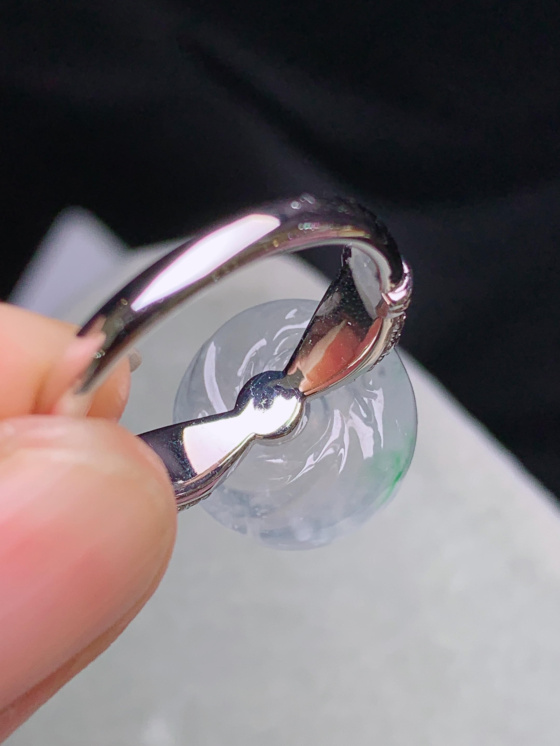 18k金钻镶嵌冰种平安扣戒指 玉质细腻 色泽艳丽清新 水润亮眼 圈口14 整体尺寸14*5.8m5