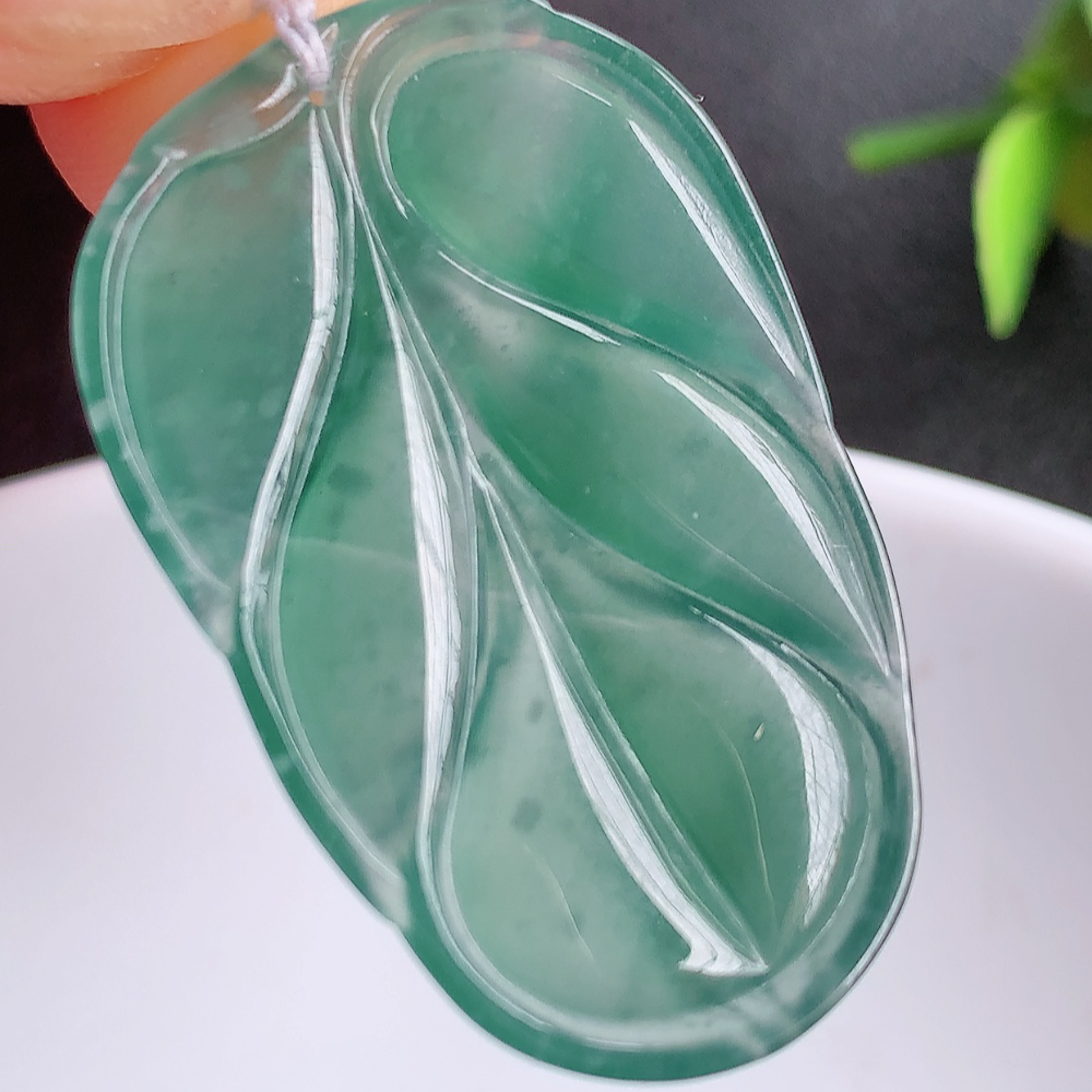 冰润金枝玉叶翡翠吊坠  寓意“金枝玉叶，大业有成，一夜成名”  饱满大气，水润通透。W1415.22尺寸：34.1-19.5-3.7mm