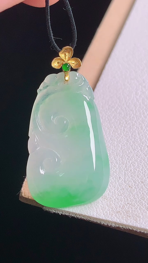 ️18K冰飘绿如意吊坠，无裂，尺寸28.9/24.1/4.1mm，编号20