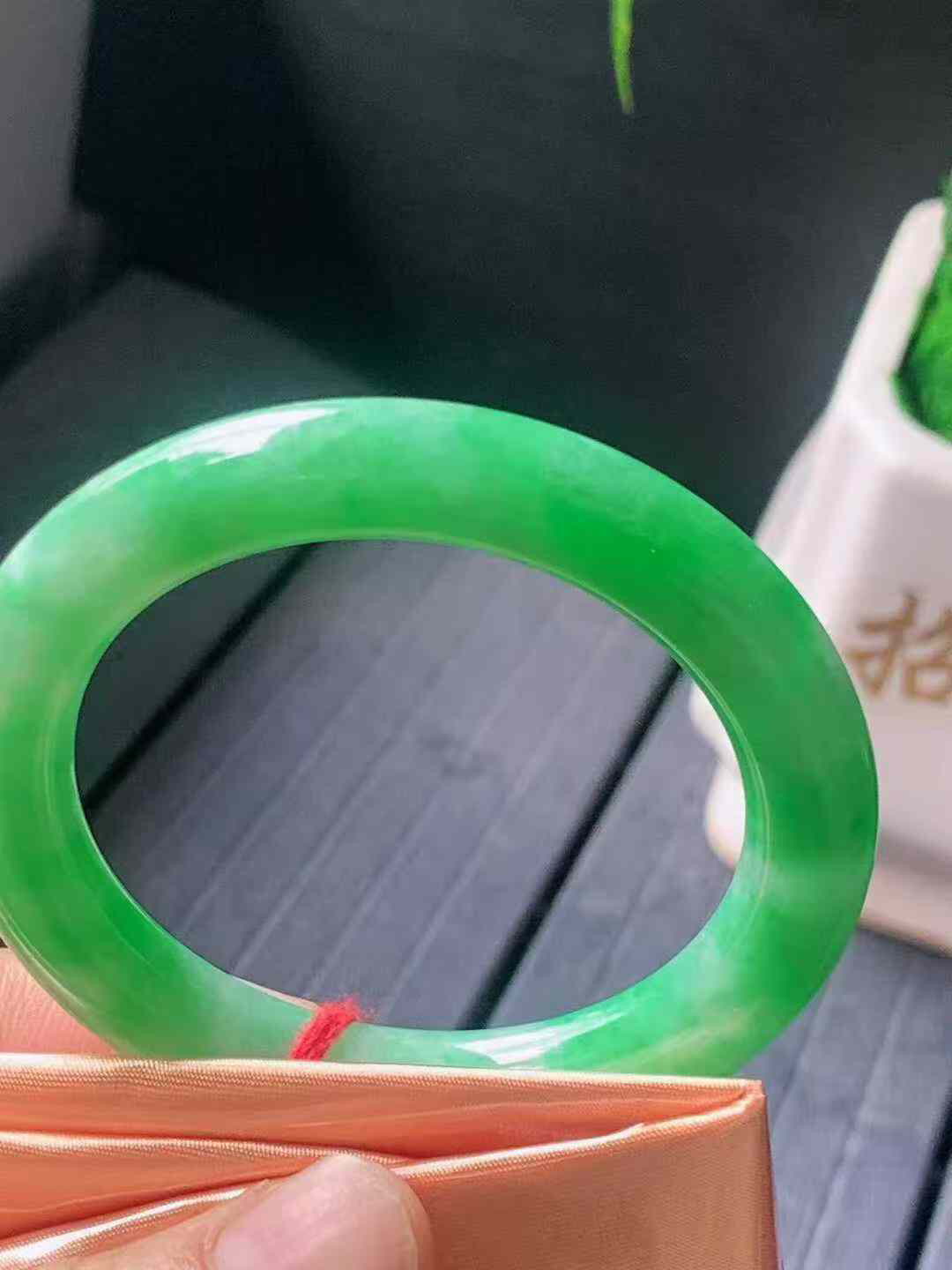 【翡翠名称】冰润飘阳绿50.8圈口圆条手镯
【翡翠尺寸】50.8/9.4/9.4mm适合52-53正圈口佩戴
【翡翠描述】宝贝种老水足，玉质细腻，色泽靓丽，性价比高，佩戴效果好！
【其它赠送】权威证书/精美挂绳盒子/支持全国复检