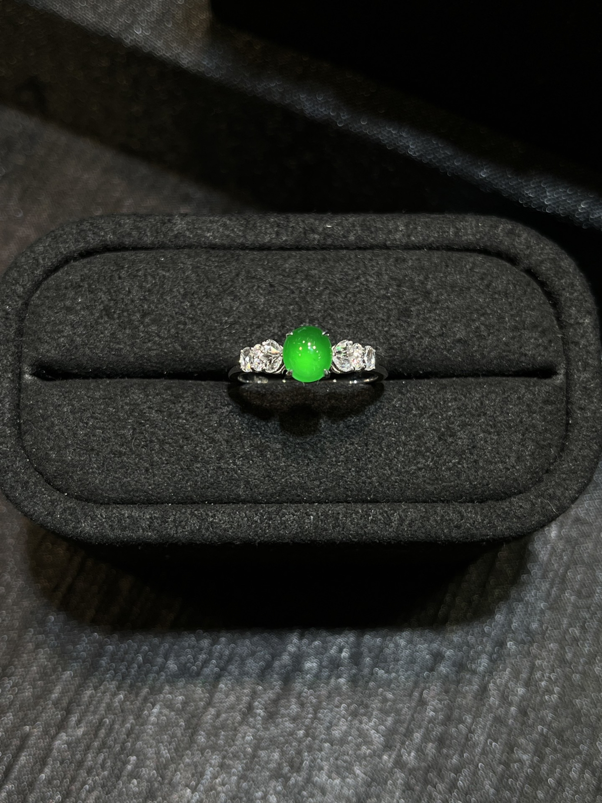 高冰辣阳绿蛋面戒指
尺寸看图一
18k金镶嵌..