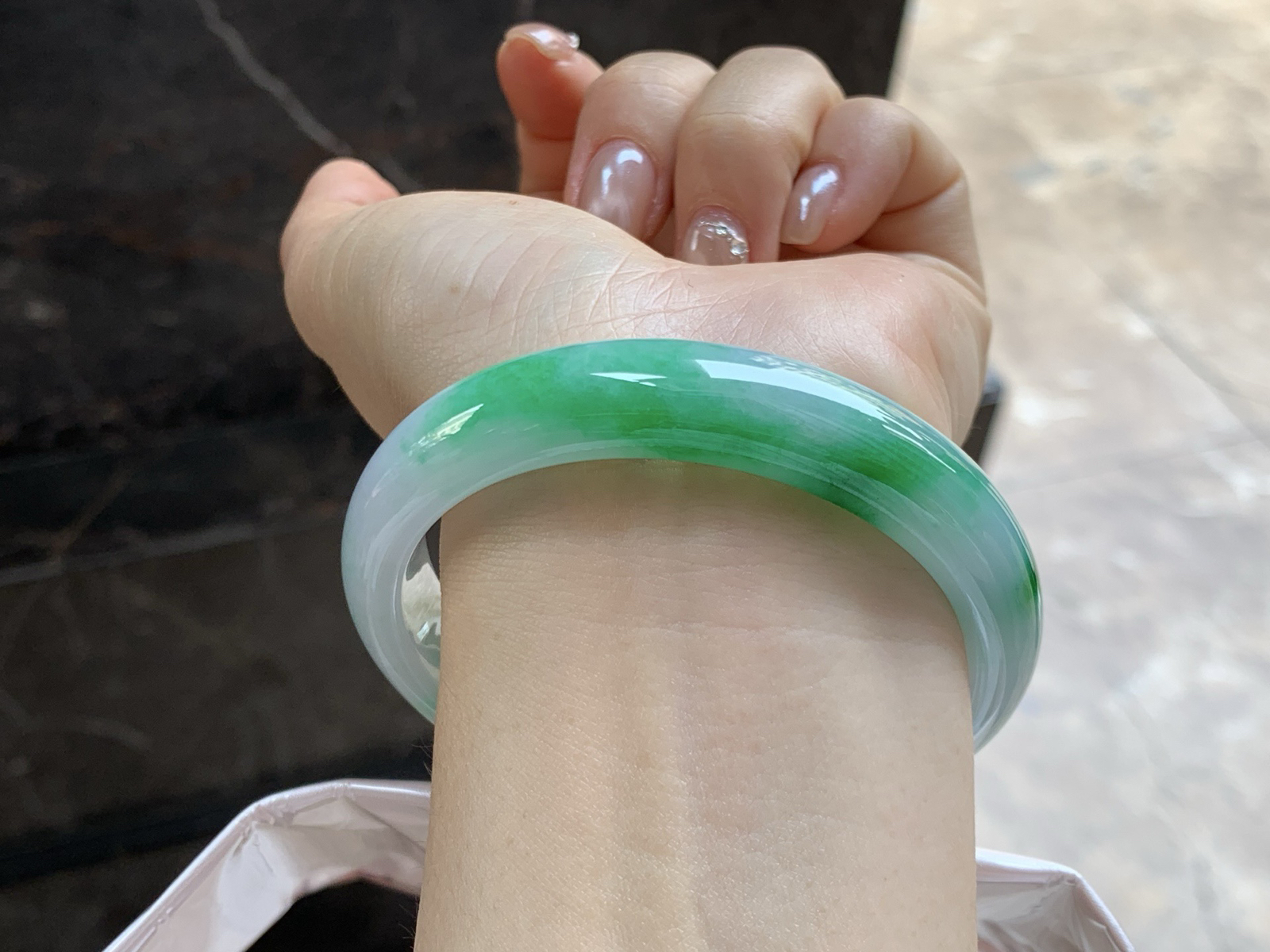 57.5-12.5-8.2

阳绿色手镯^_^底子细腻干净 绿色浓郁大气