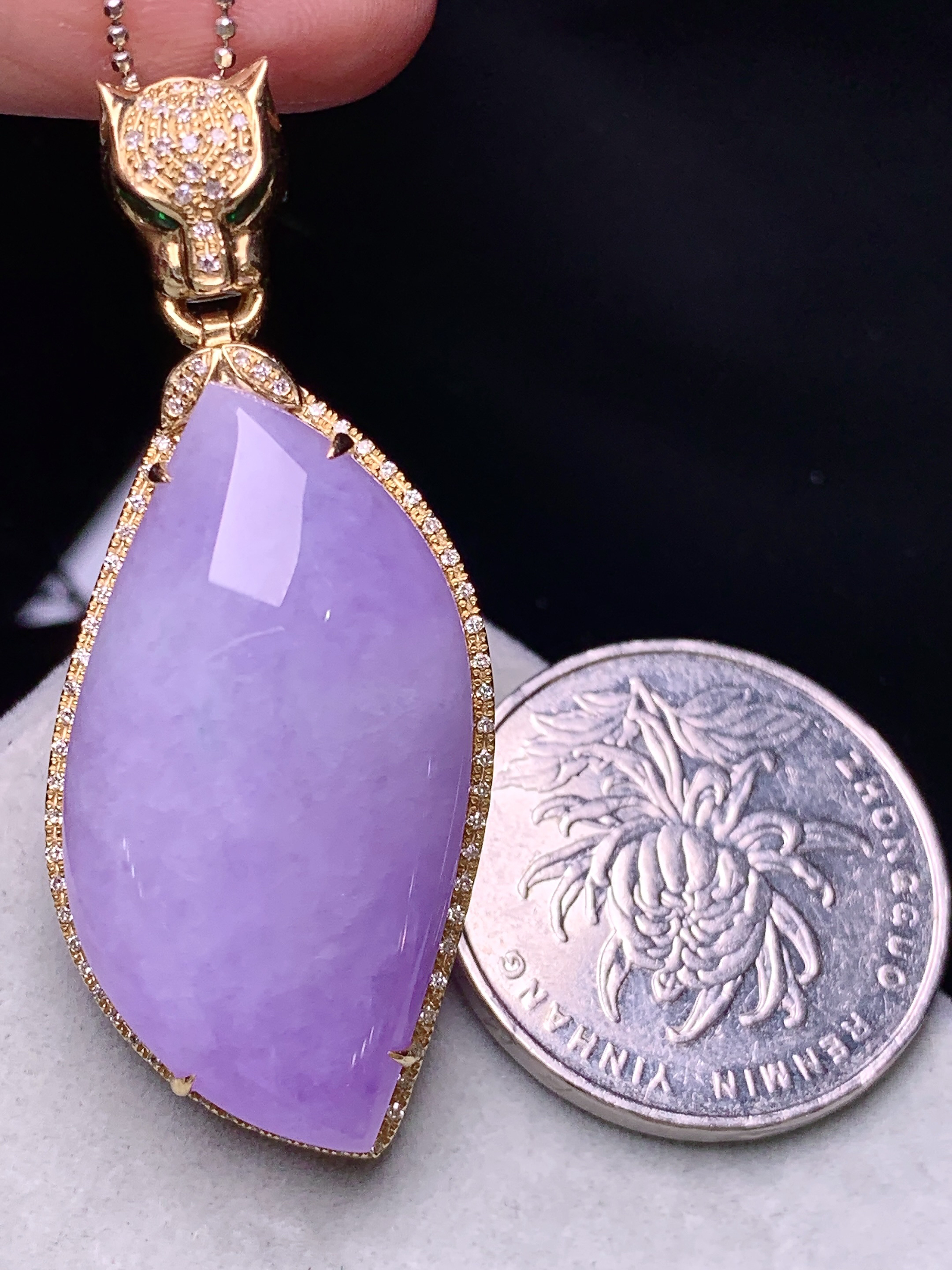 18k金钻镶嵌紫罗兰随形吊坠 玉质细腻 色泽艳丽清新 水润亮眼 整体尺寸47.5*19.8*8.8b1