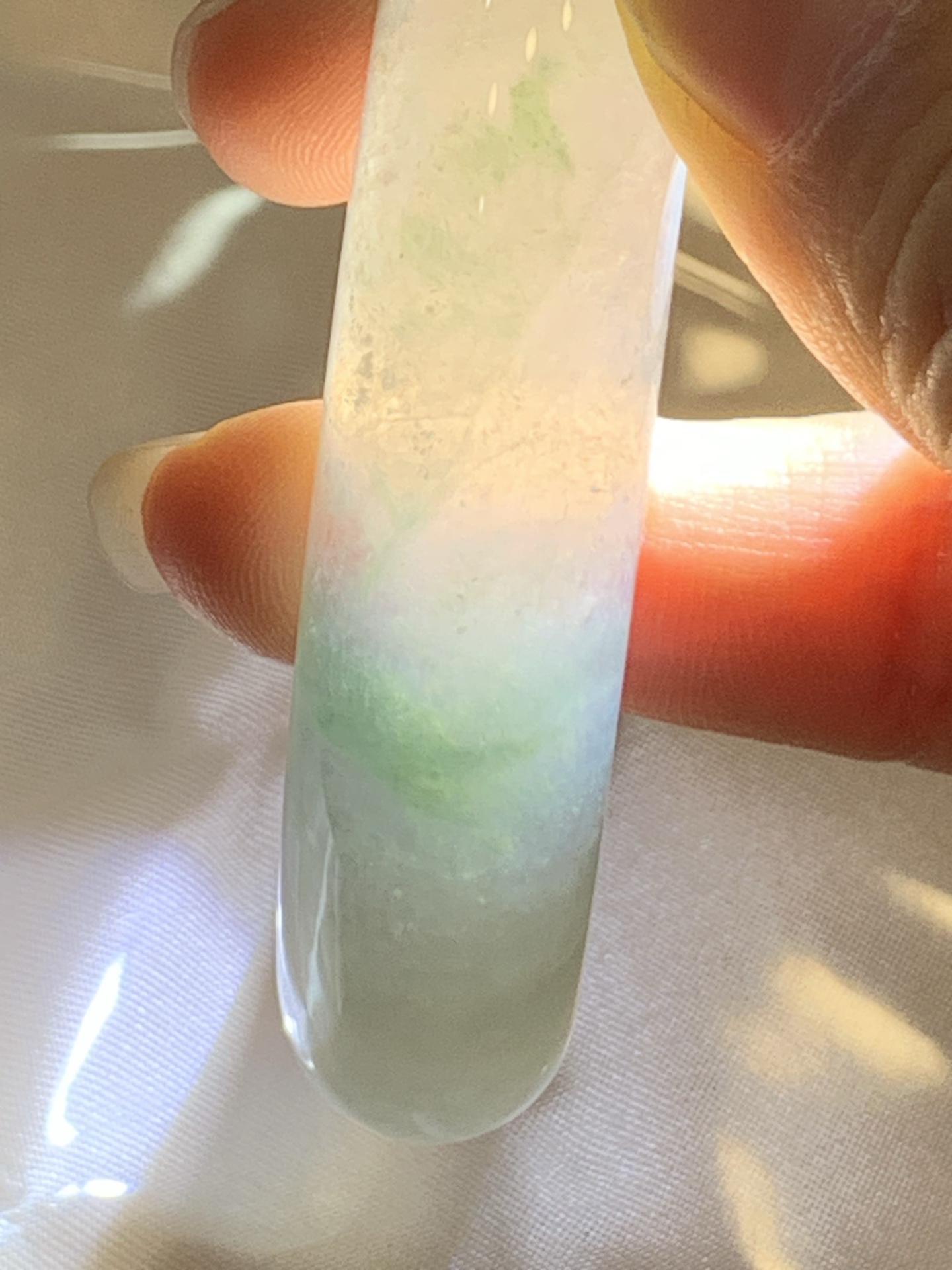 冰飘花正圈，57.6/13.9/7.5，0425-N483，无裂，打灯棉线，底妆冰透细腻，冰底中开出了朵朵兰花，飘花灵动飘逸，半山半水，勾勒出一幅唯美诗意的山水意境画，古典优雅。