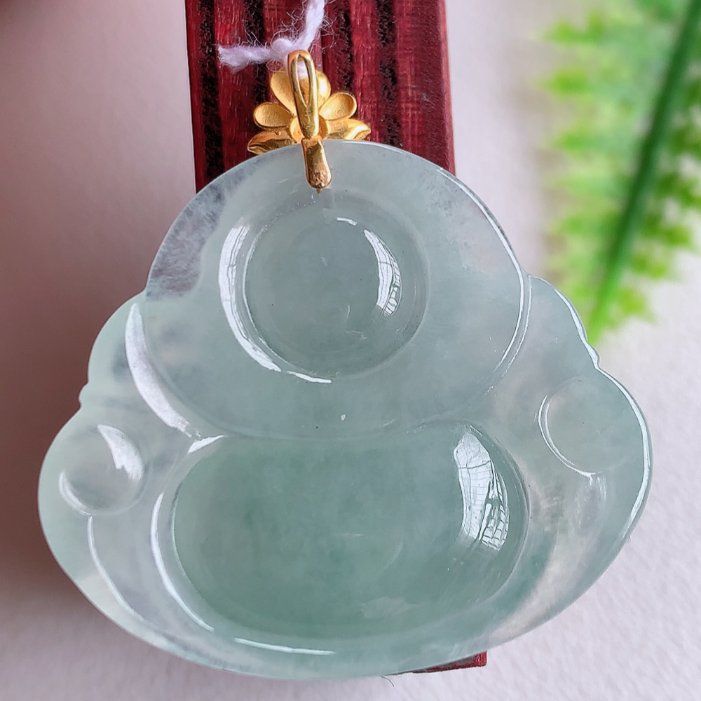 18k金扣冰润飘绿佛公翡翠吊坠，澄净美好的冰润福佛，水足丰盈，灵润、细腻，表情刻画入木三分，盈满欢喜， W1415.22尺寸：31-29.5-6.2mm