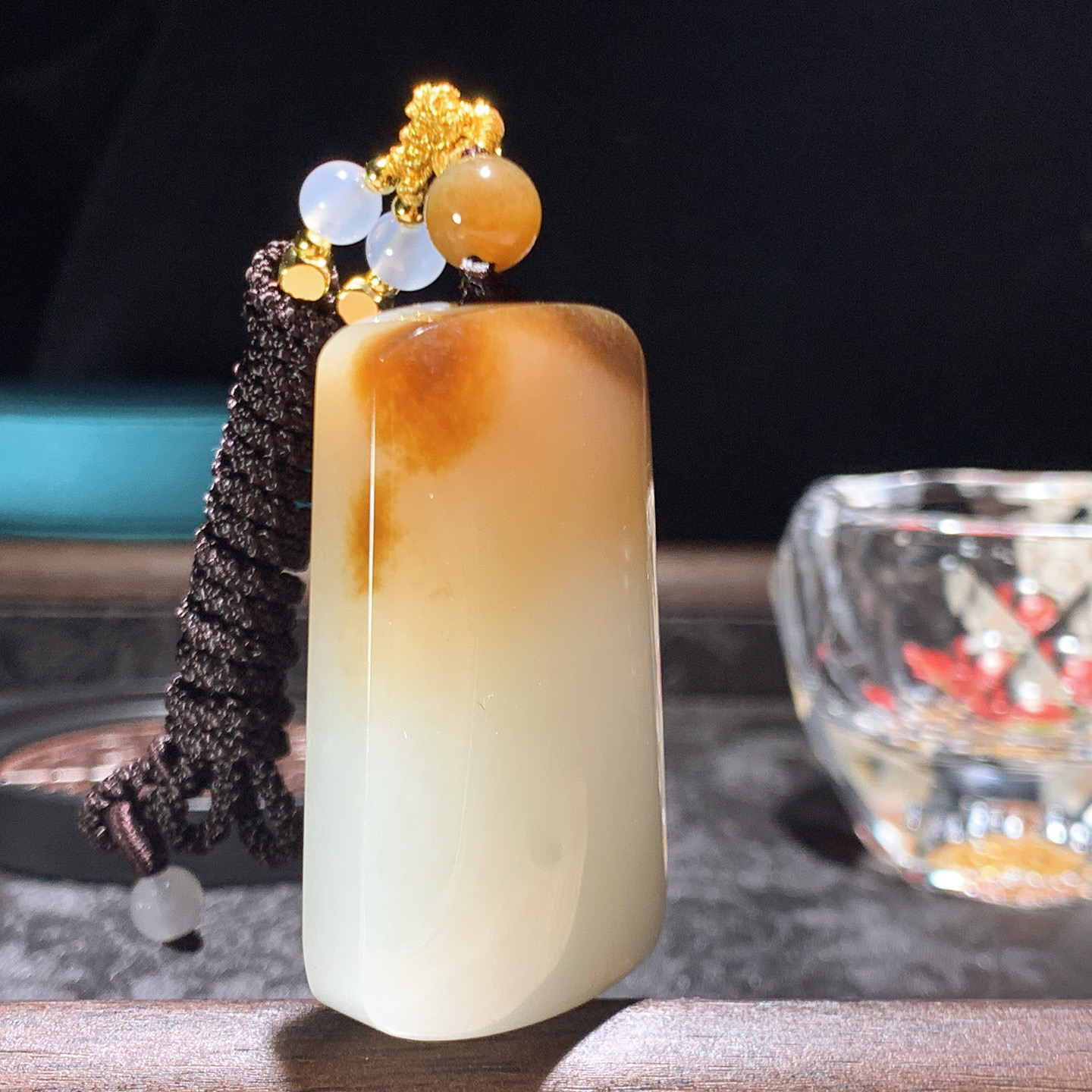 新疆和田玉且末糖平安无事牌子挂件。尺寸50/28/12重43.8克 玉质细腻油润。手推出油。佩戴高端典雅。lt251225