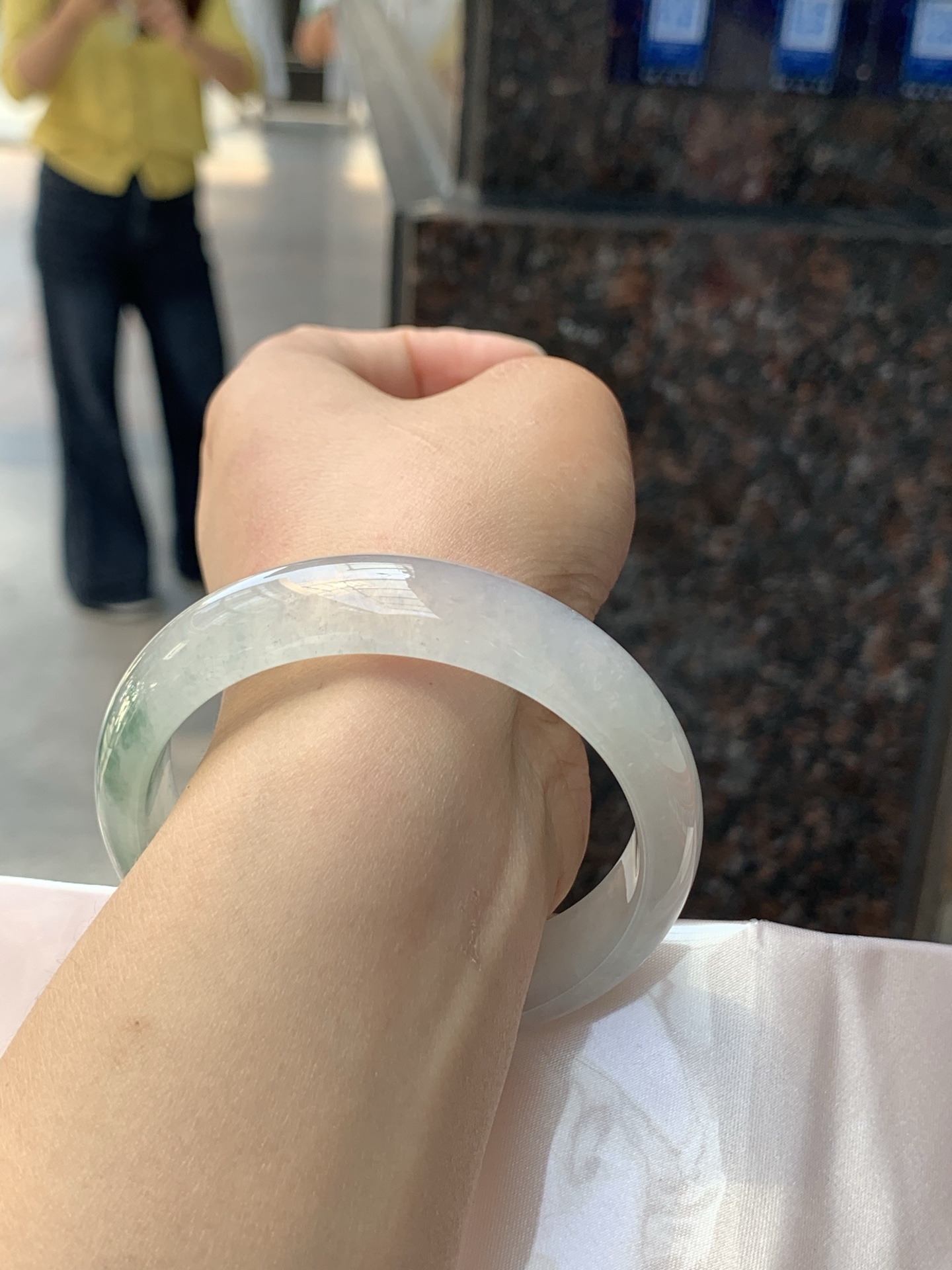 冰飘花正圈，57.6/13.9/7.5，0425-N483，无裂，打灯棉线，底妆冰透细腻，冰底中开出了朵朵兰花，飘花灵动飘逸，半山半水，勾勒出一幅唯美诗意的山水意境画，古典优雅。