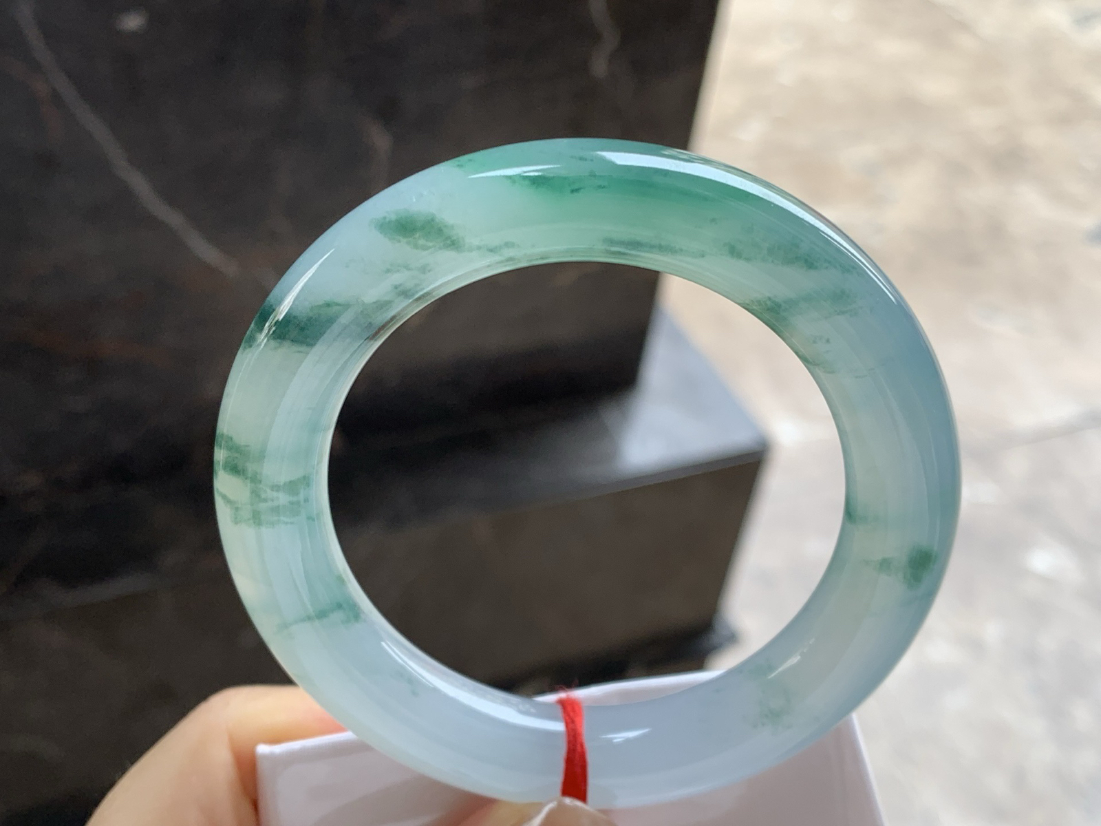 57.5-11.4

飘绿花圆条手镯^_^底子细腻干净 绿花点缀