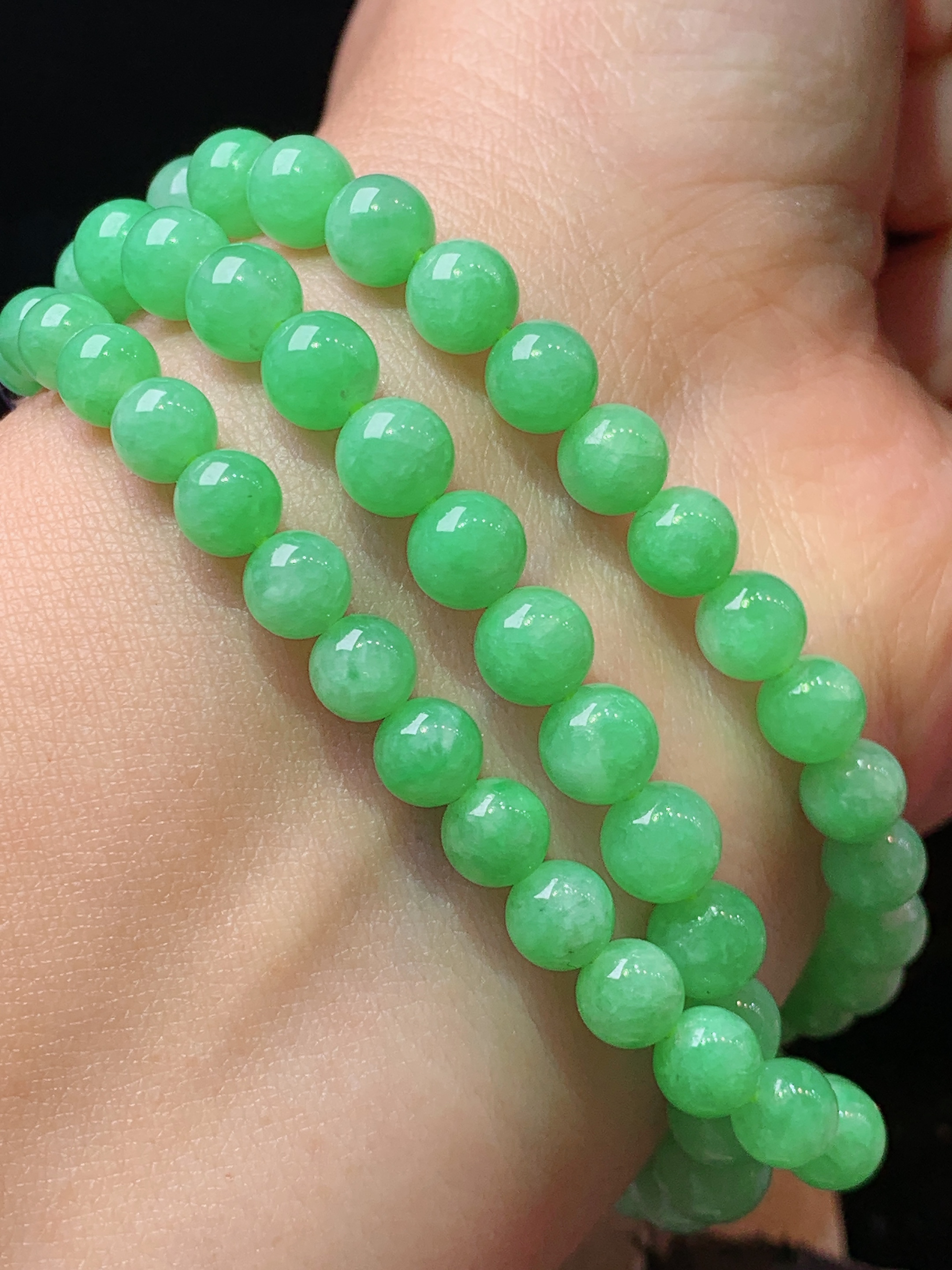 果绿圆珠项链 玉质细腻 色泽艳丽清新 水润亮眼 整体尺寸6.2p1