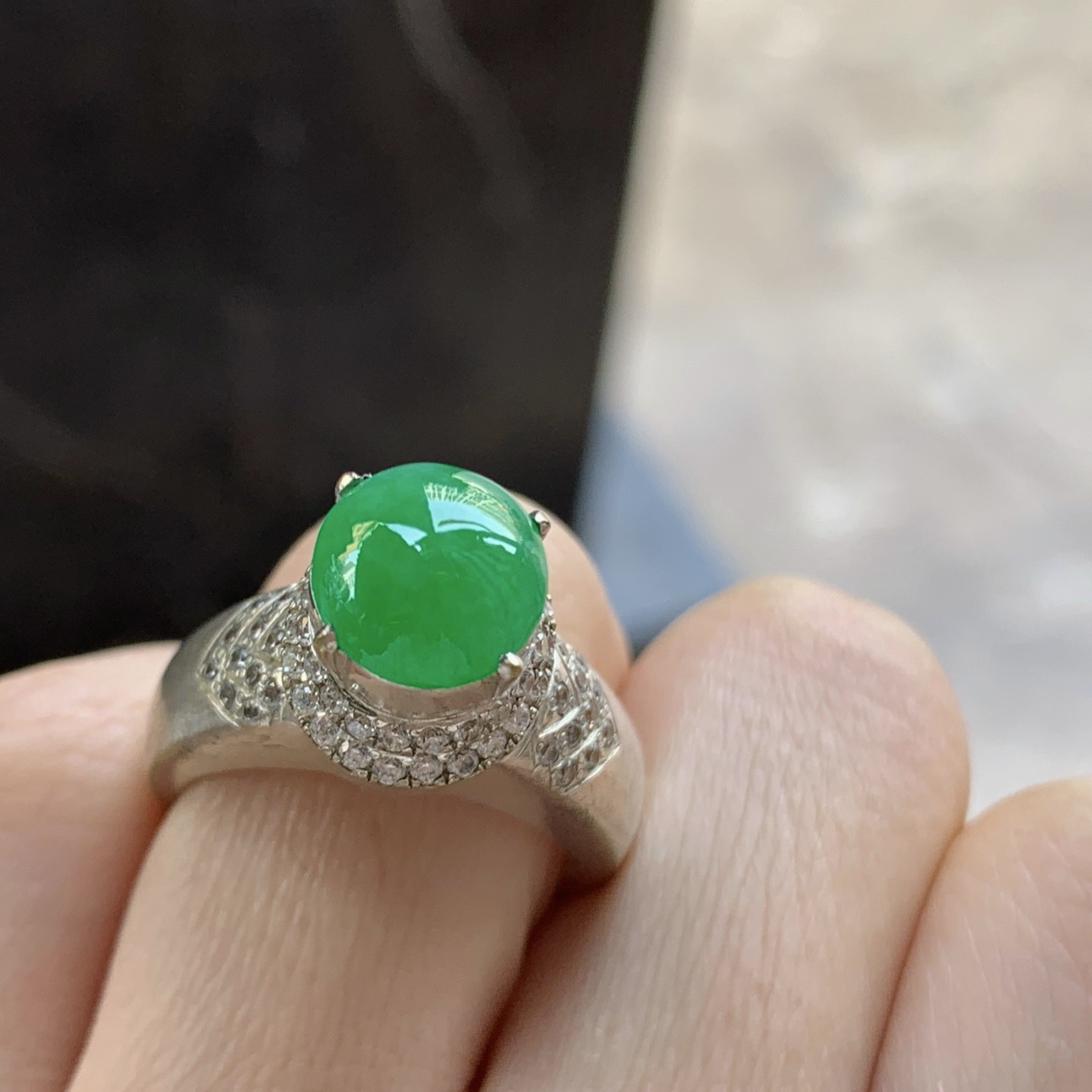 绿色戒指^_^鲜艳 玉质温润 铜托