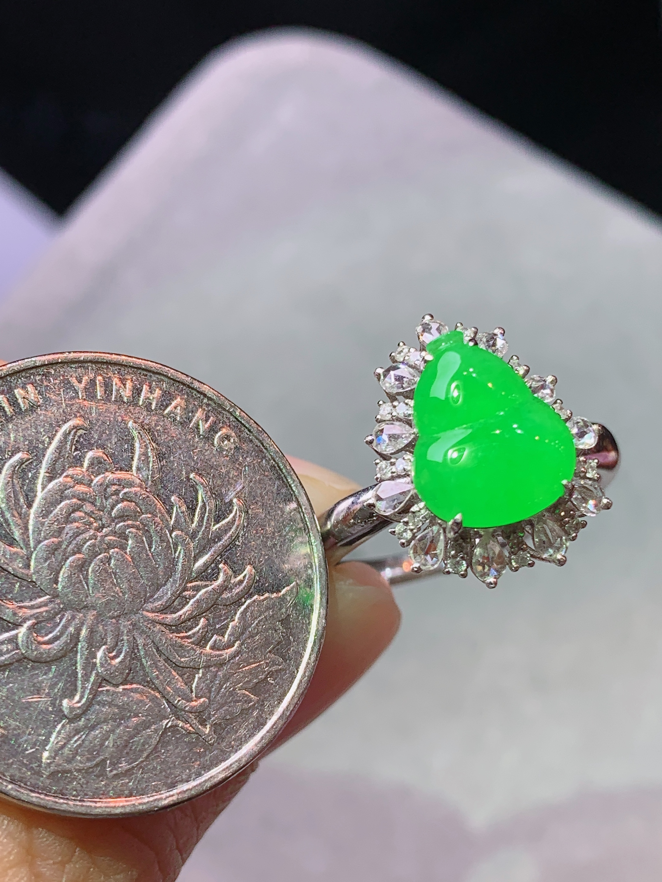 18k金钻镶嵌冰阳绿葫芦戒指 玉质细腻 色泽艳丽清新 水润亮眼 圈口15整体尺寸15.3*13*8.8j3