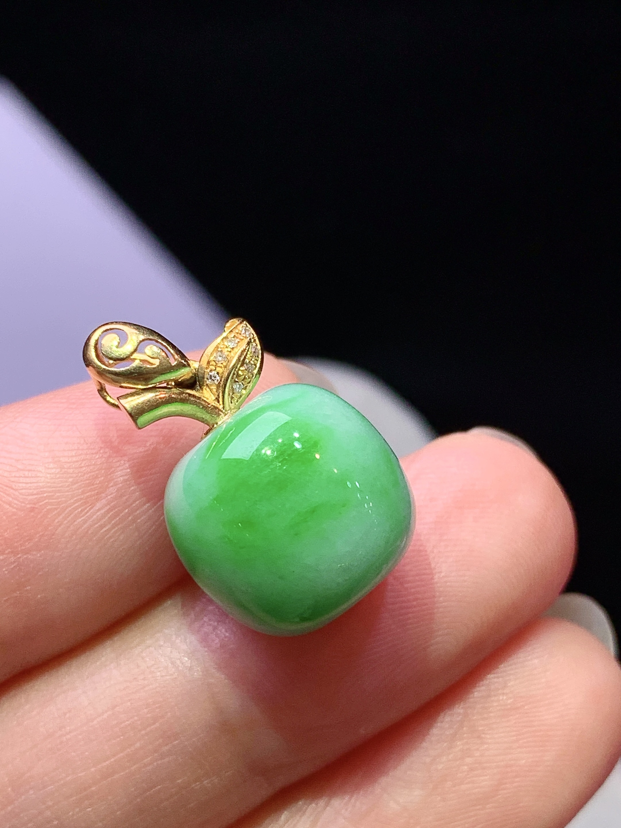 18k金钻镶嵌飘绿苹果吊坠 玉质细腻 色泽艳丽清新 水润亮眼 整体尺寸20.3*12.8*11.8b1