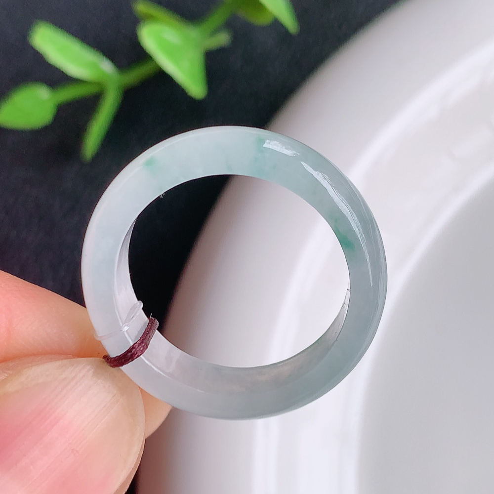 冰润飘花精美素圈翡翠戒指  玉质细腻  冰清玉润  飘花灵动  颜色漂亮  W 449.22内径尺寸：18-5.8-3mm