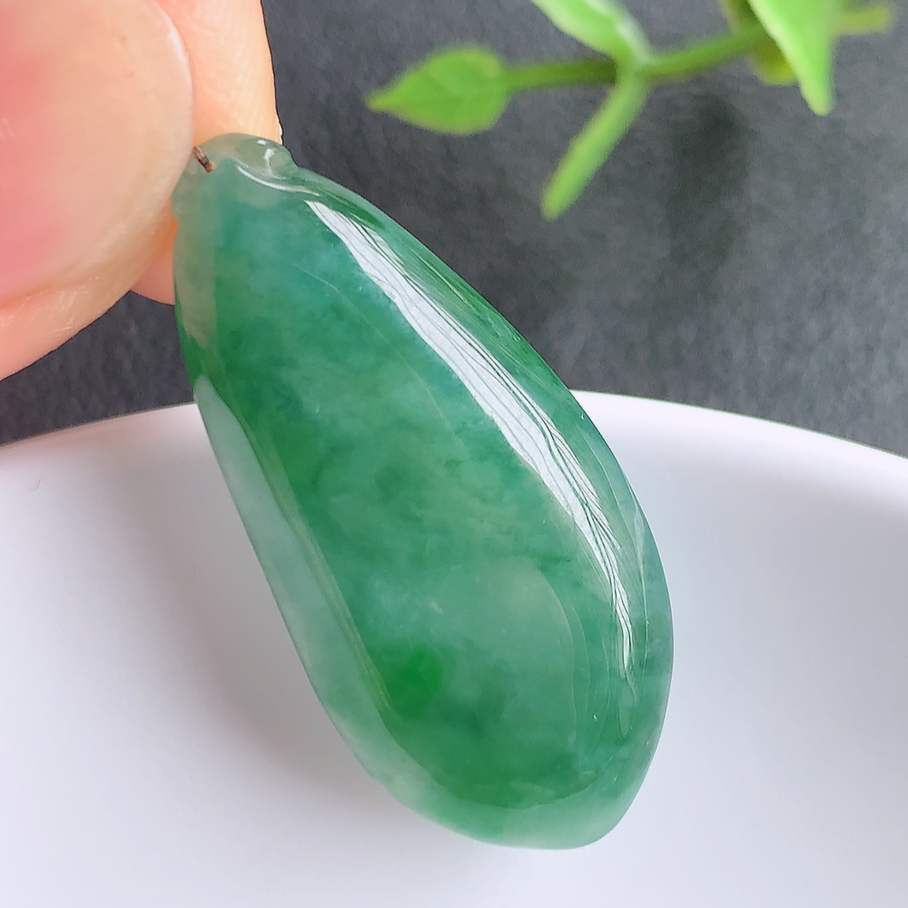 冰润福瓜翡翠吊坠，呱呱来财，福气满满的美好寓意，清新自然  沁人心脾，造型独特，清秀高雅  W357.22尺寸：34-15.8-5mm