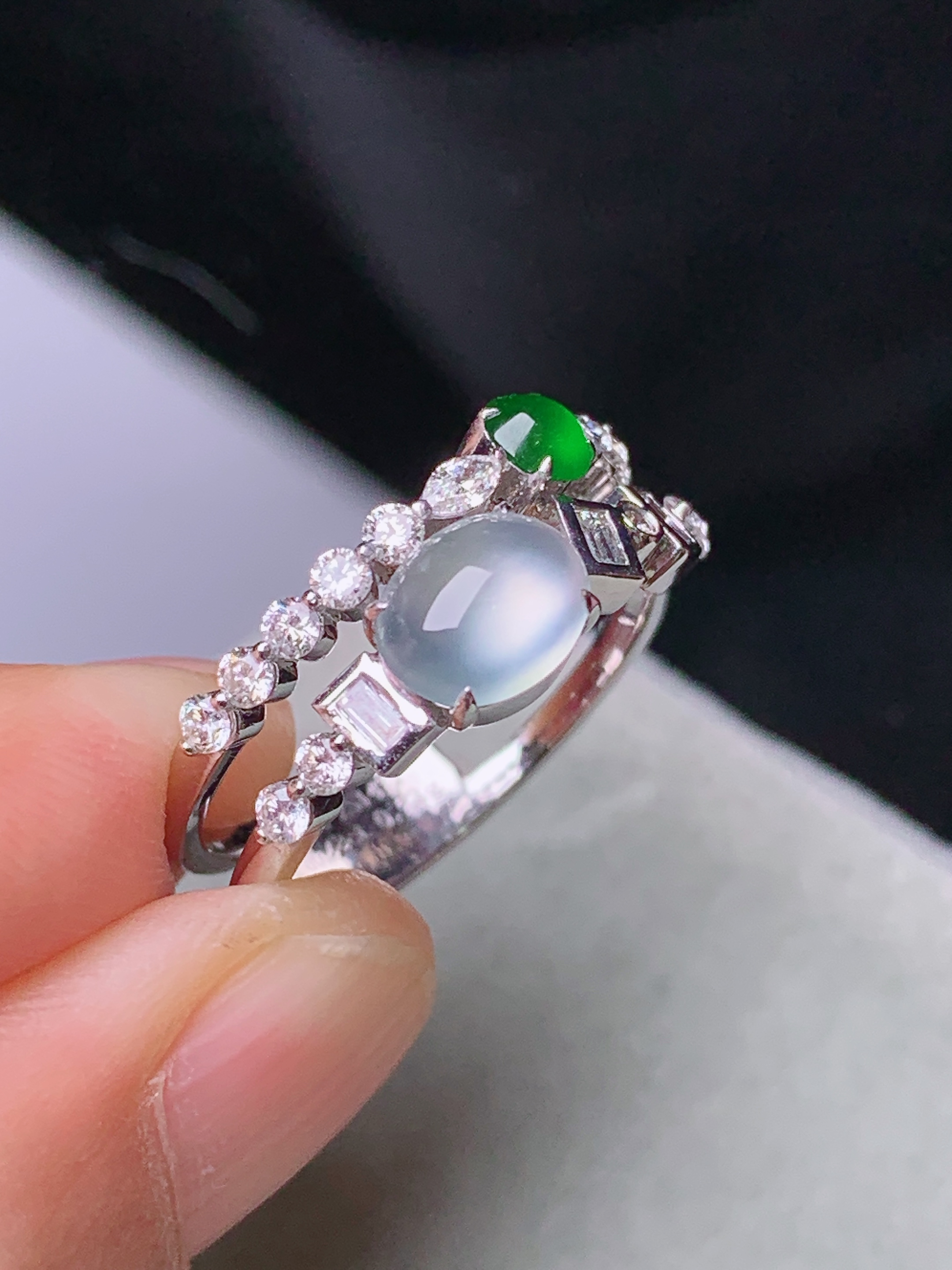 18k金钻镶嵌冰种蛋面戒指 玉质细腻 色泽艳丽清新 水润亮眼 圈口13.5 裸石尺寸7*5.2*2.