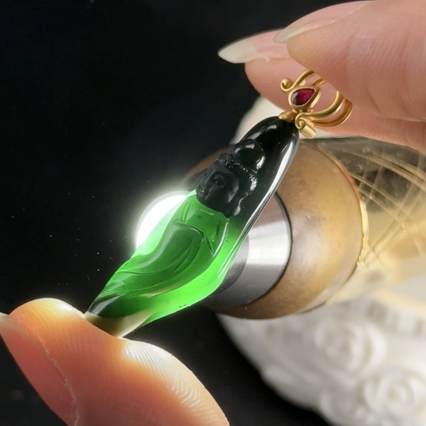 墨翠宝宝观音 种好色正 黑度极好 打灯通透油性十足 尺寸39.4