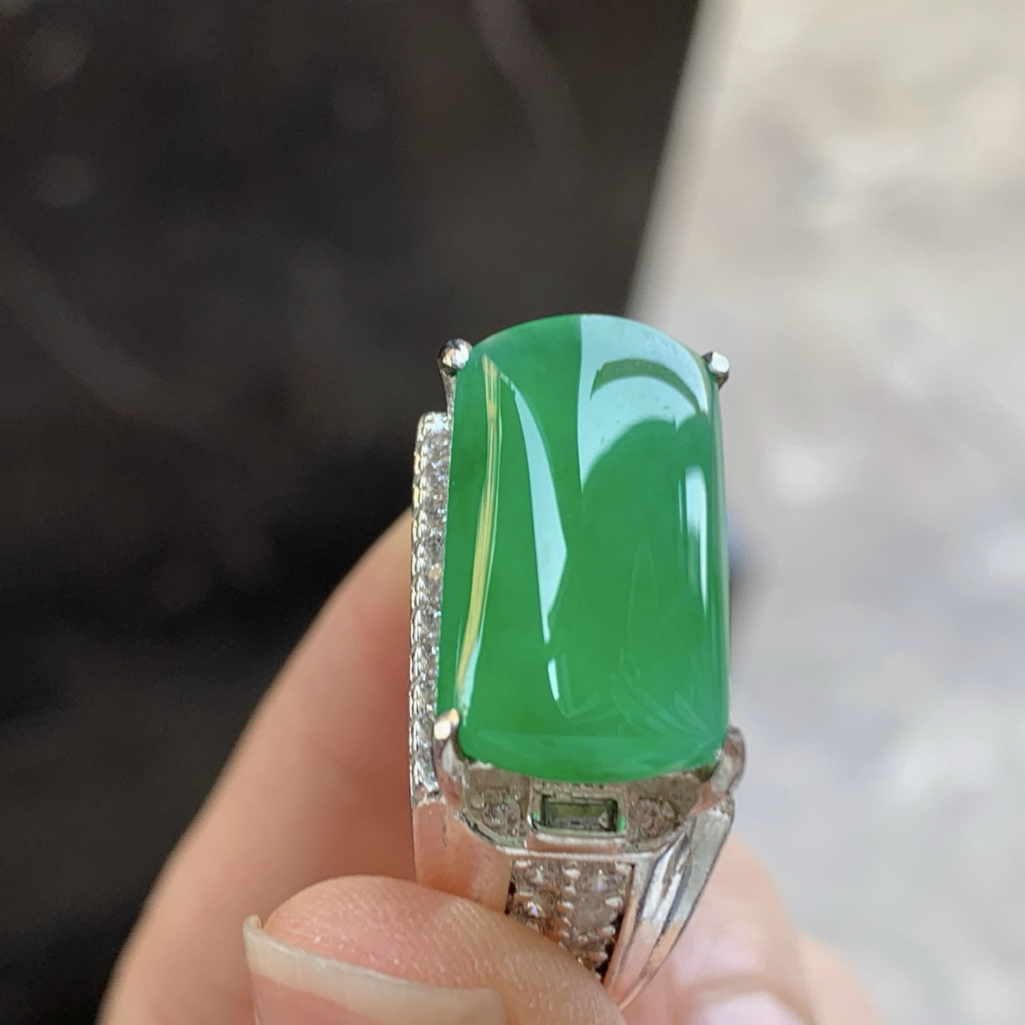 铜托辣绿色马鞍戒指^_^鲜艳