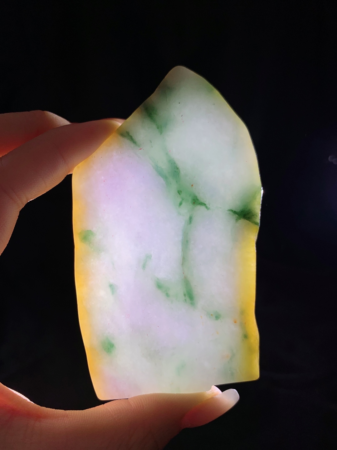 ️冰飘花/冰黄翡/牌子料/片料/板料/特色料，可做牌子、人物、山水、动物、花件……等推荐参考，95.6/54.2/6.9，102.3克，材料优选，紫凝霞彩，翠染云痕，黄融夕照。这方特色料，如将暮春的霞、山涧的云与溪畔的夕照，一同凝于玉间。冰润底色晕染淡紫，飘花似流云漫过，边缘的暖黄如落日轻吻溪岸，清灵中带着三彩交织的层次，将天地间的斑斓意趣，藏进这一方玉料里。