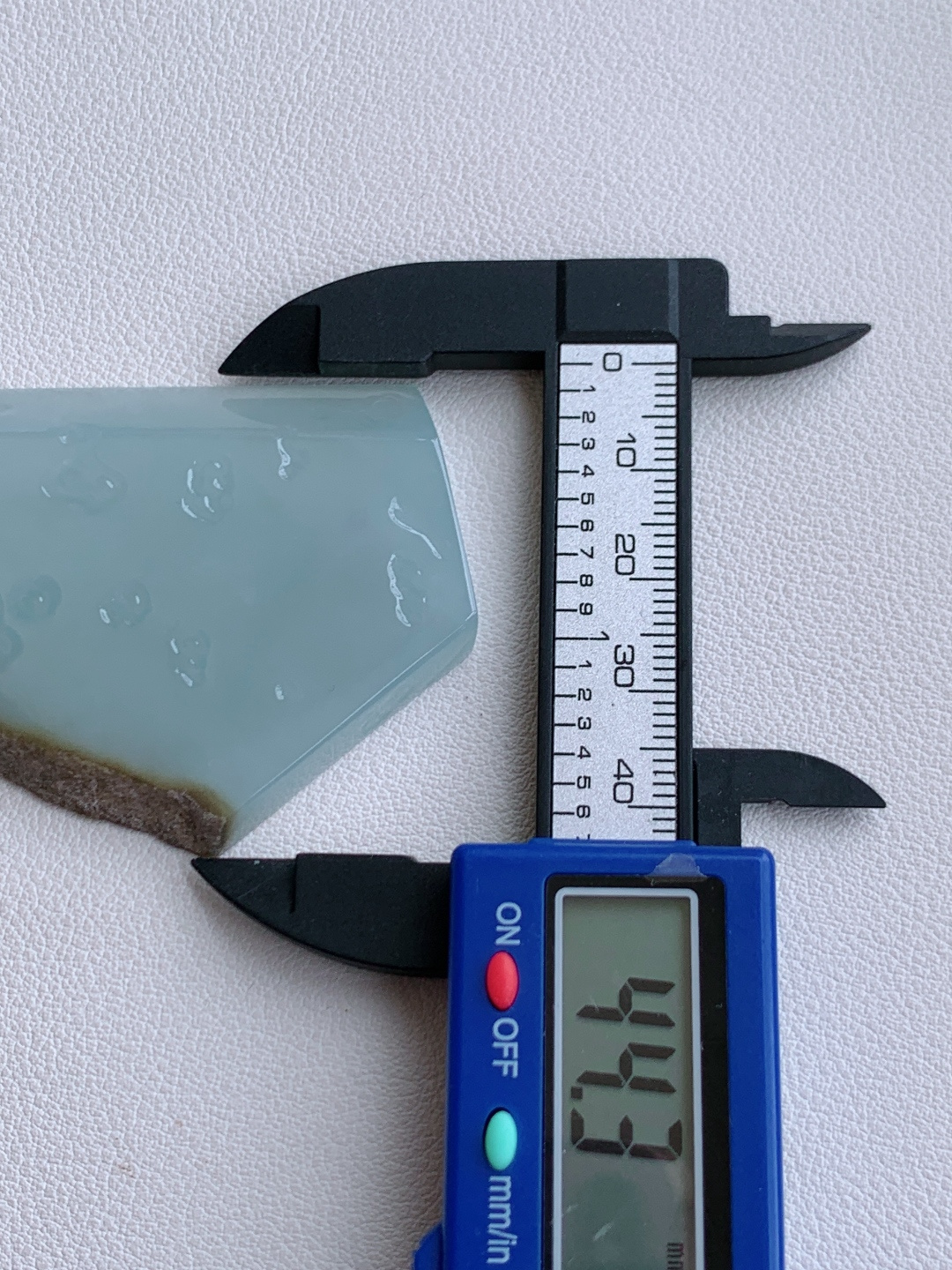 ️白冰/牌子料/片料/板料/特色料，可做牌子、人物、山水、动物、花件……等推荐参考，76.8/44.3/6.2，38.7克，冰魄凝清露，玉心映月华。如将寒潭月色凝于方寸，这方白冰料自带清透空灵的禅意，冰底莹润似霜，柔光内敛如月华，不染一丝尘杂，以极简的清宁，诠释着玉石的纯粹之美。