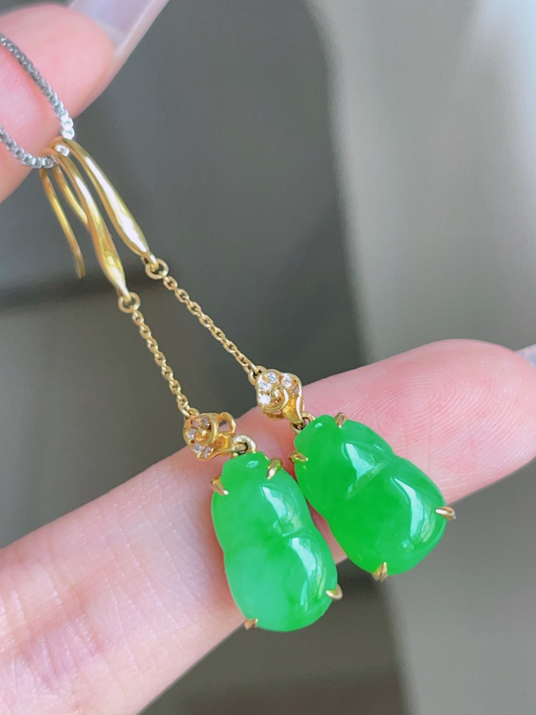 ️ 冰阳绿葫芦耳坠，色泽鲜艳，种老水润，18k金镶嵌 44.1/8/5.9