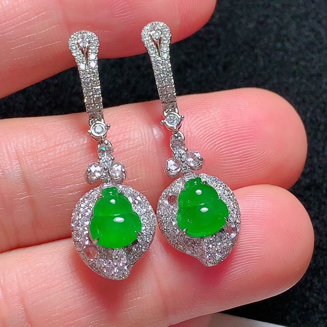 ️18k金镶嵌冰种阳绿葫芦耳坠，种老水头好，又冰又润，饱满无裂：34.2/11/6.5mm裸石：7.5/6.6/2.2mm，编号