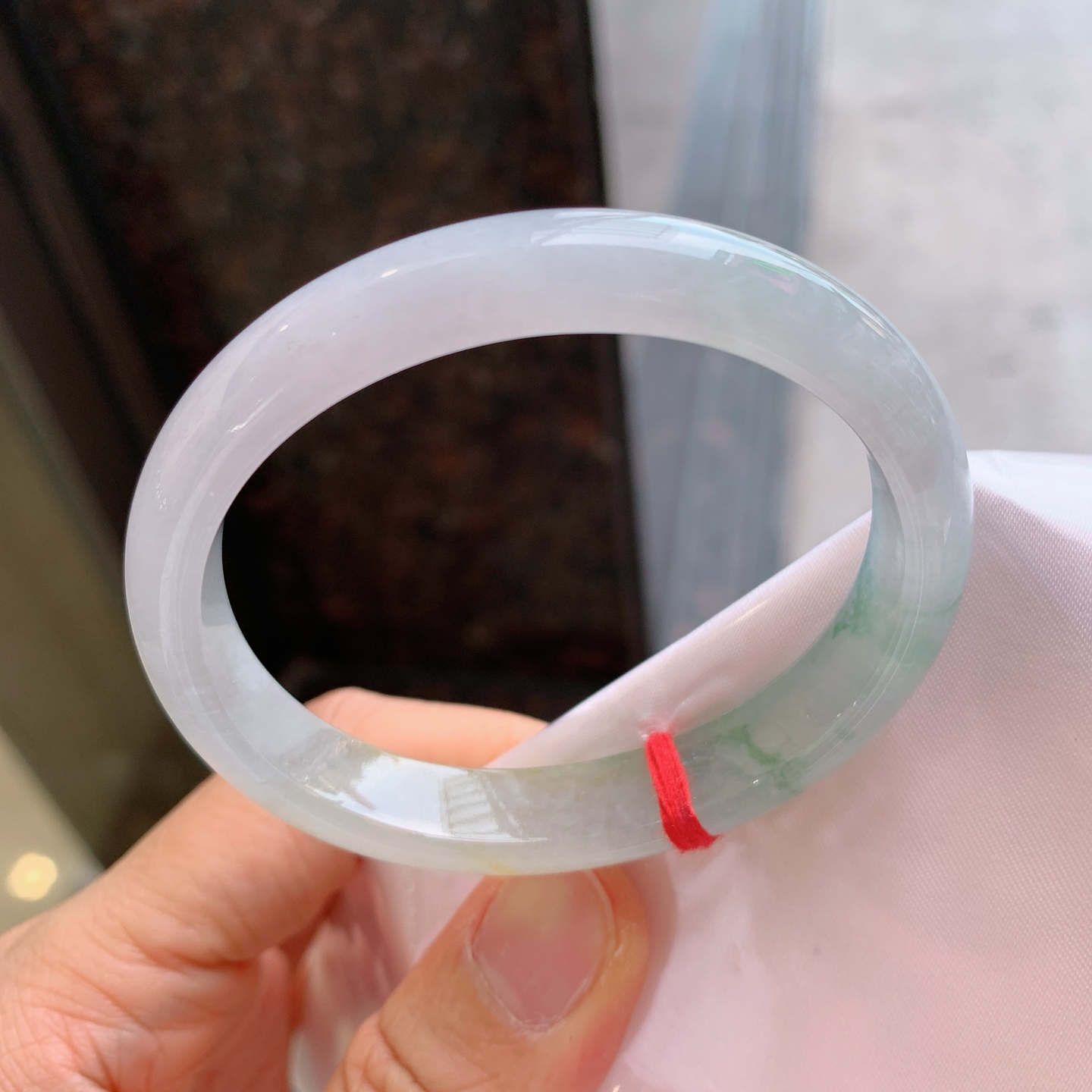 贵妃冰黄翡飘花，有纹，尺寸：55/48/11.4/7，冰润