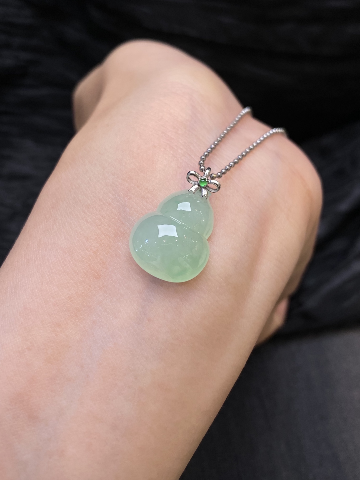 冰果绿葫芦吊坠·金，整·22.5/14.9/7.4mm，裸·18.6/14.9/7.4mm