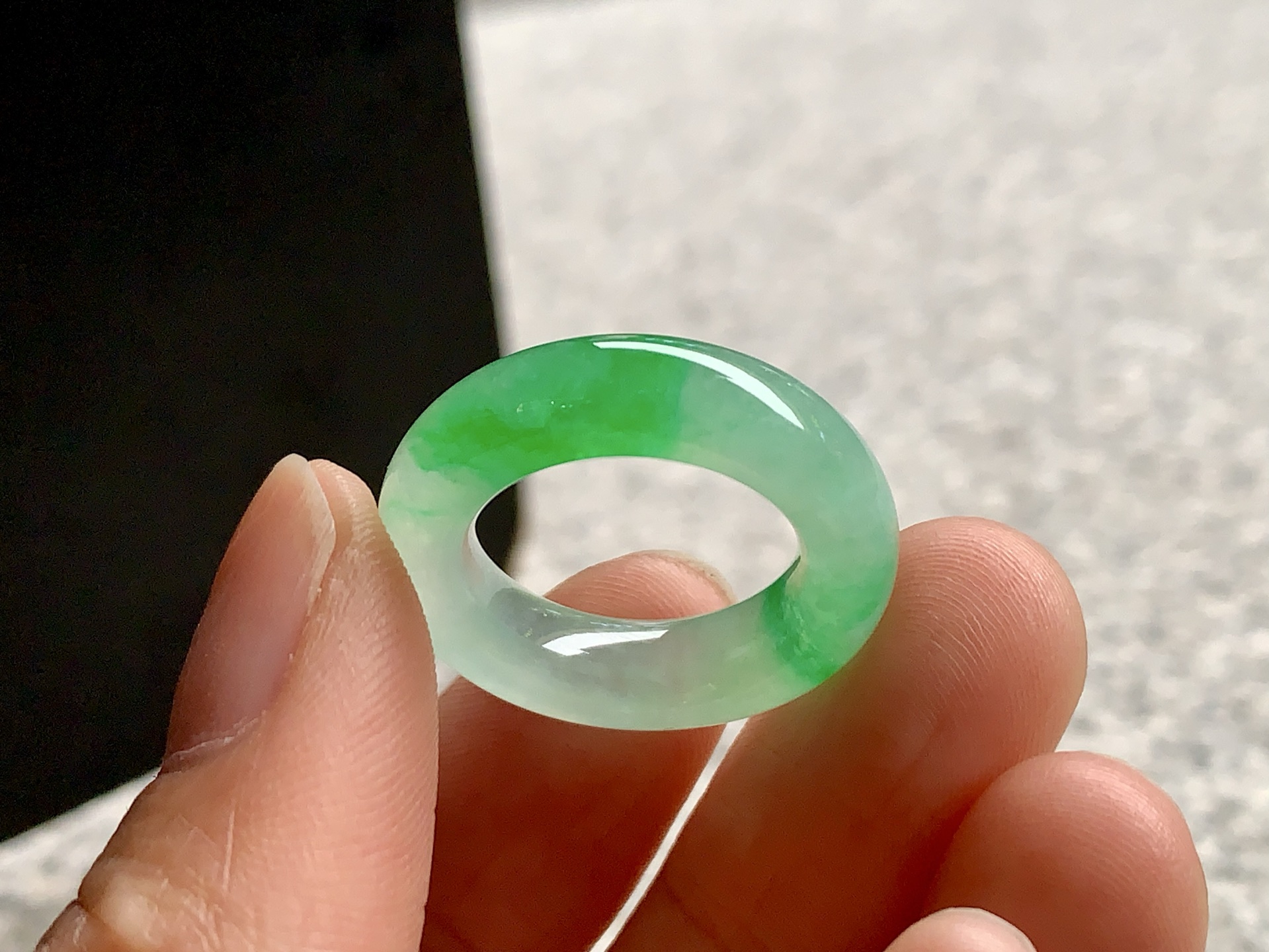 ️ 手指间一抹绿•翡翠戒圈，尺寸6.1×5.1内径16.4圈口11