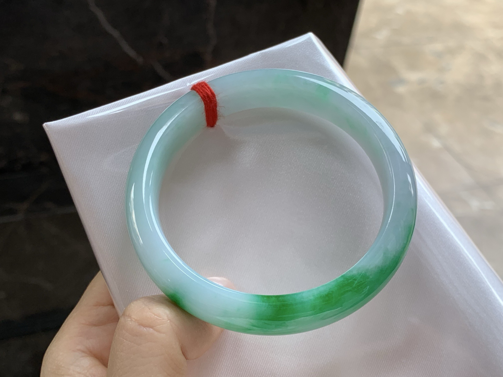 57.5-12.5-8.2

阳绿色手镯^_^底子细腻干净 绿色浓郁大气