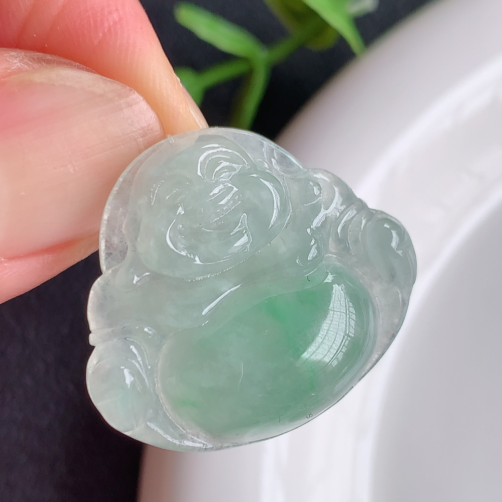 冰润佛公翡翠吊坠，澄净美好的冰润福佛，水足丰盈，灵润、细腻，表情刻画入木三分，盈满欢喜， W449.